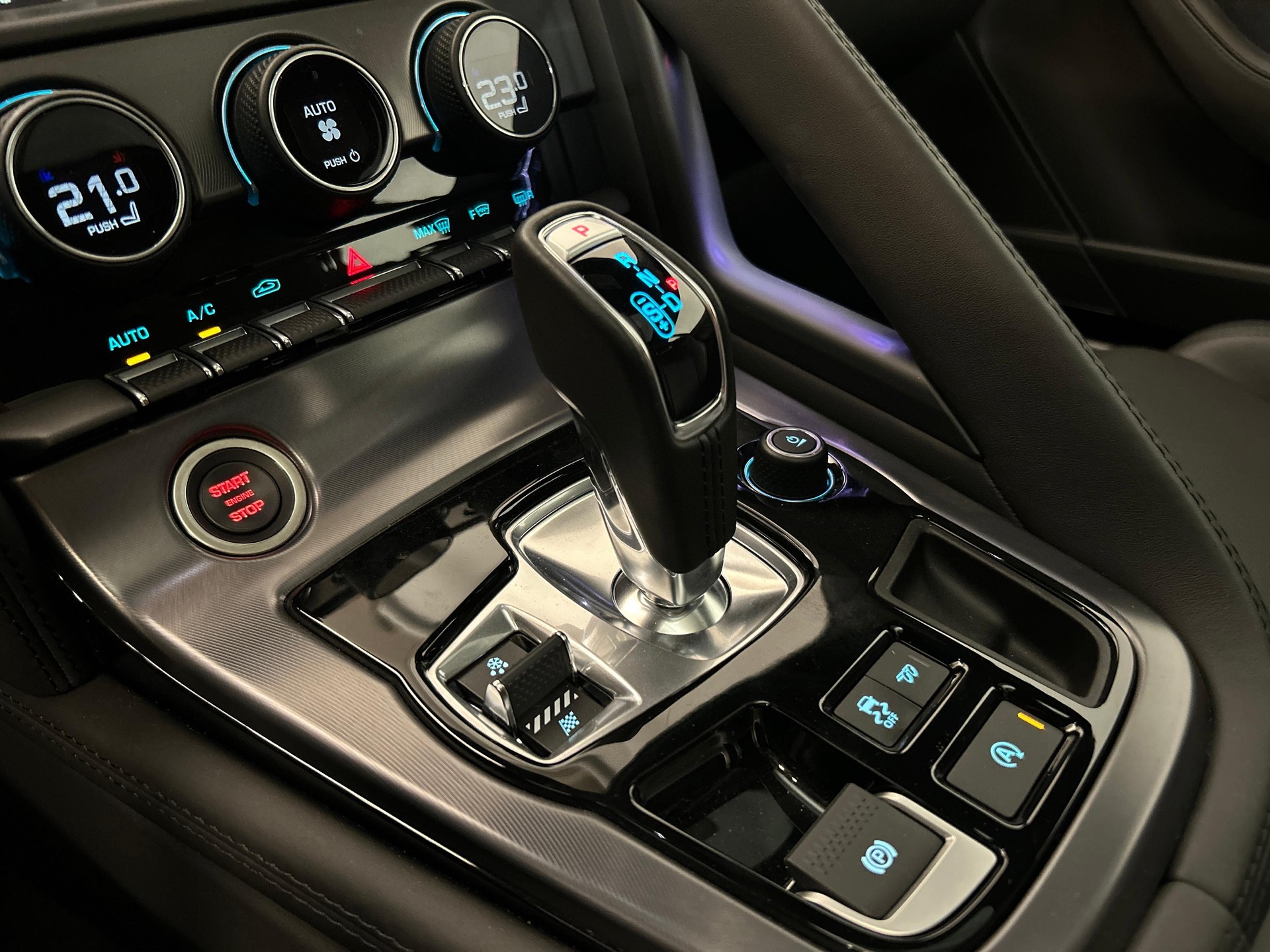 JAGUAR F-Type Coupé 5.0 V8 R AWD-image-11