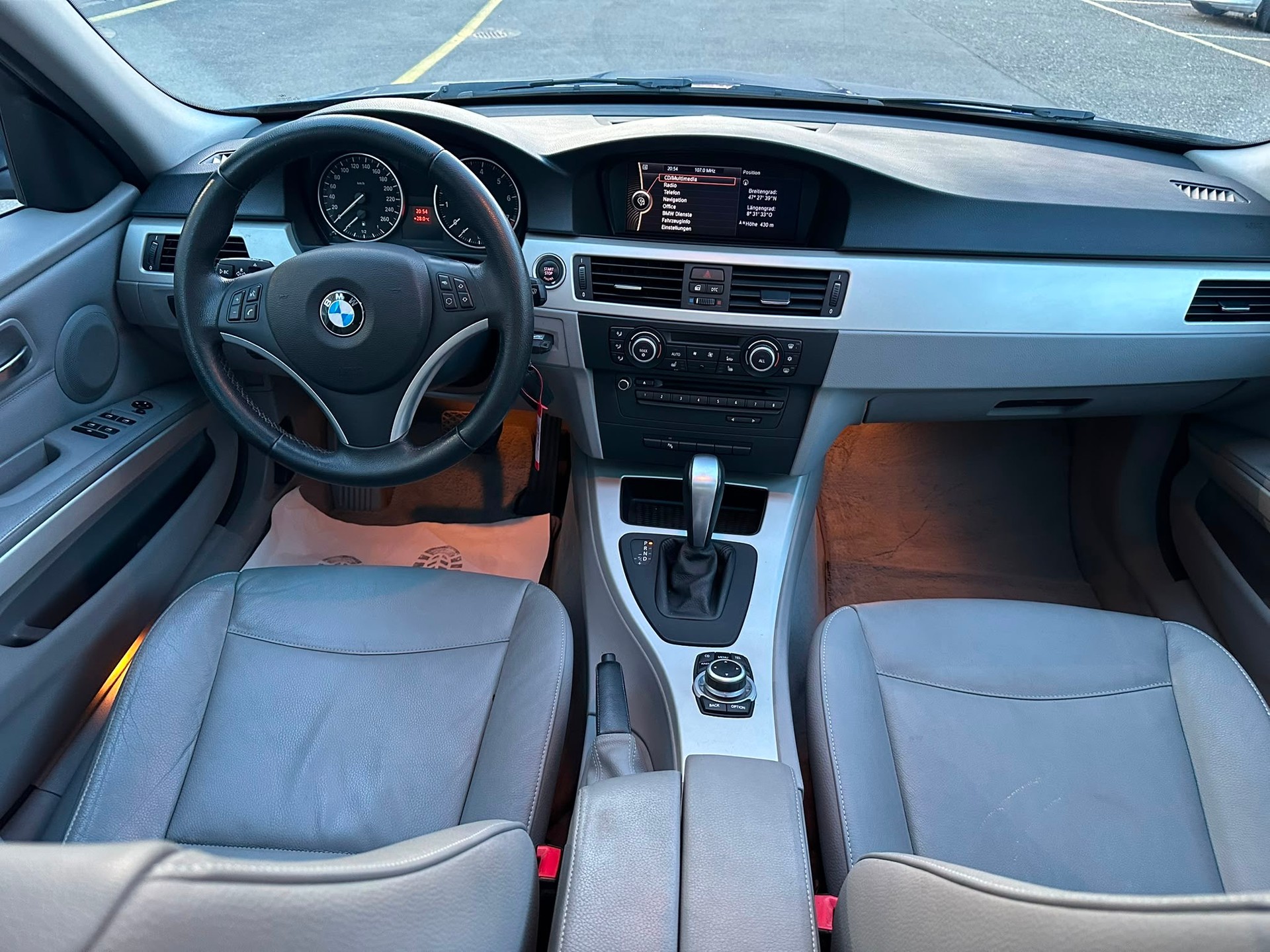 BMW 320i Steptronic-image-10