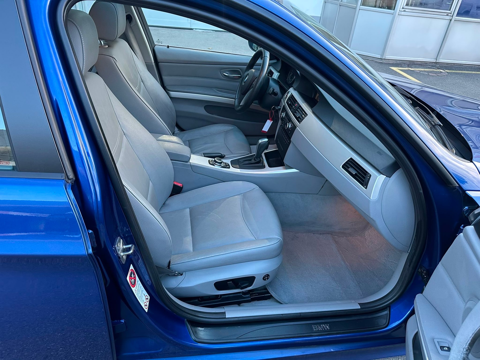 BMW 320i Steptronic-image-13