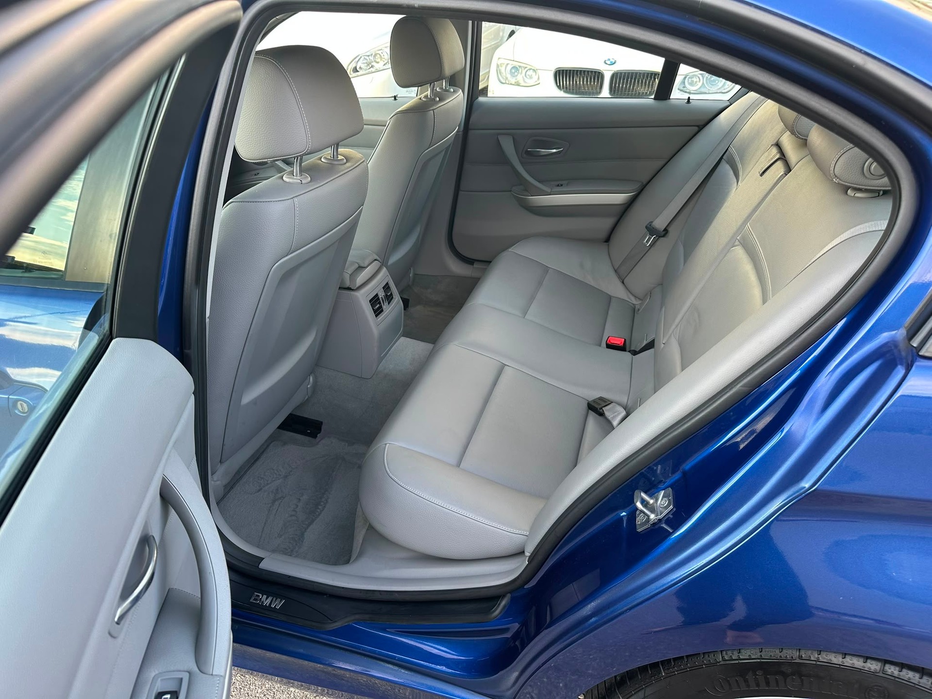 BMW 320i Steptronic-image-9