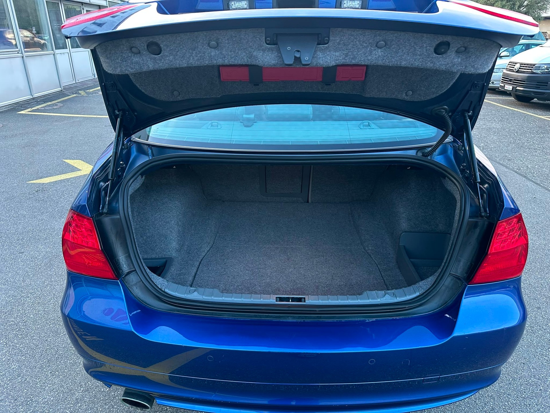 BMW 320i Steptronic-image-11
