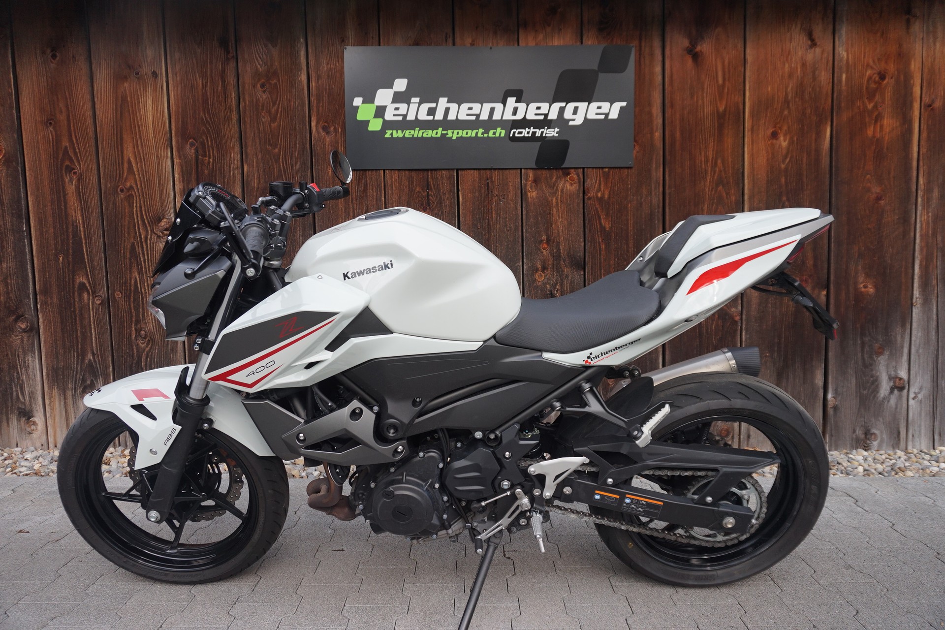 KAWASAKI Z 400 ABS mit Leovinci LV ONE EVO Auspuff