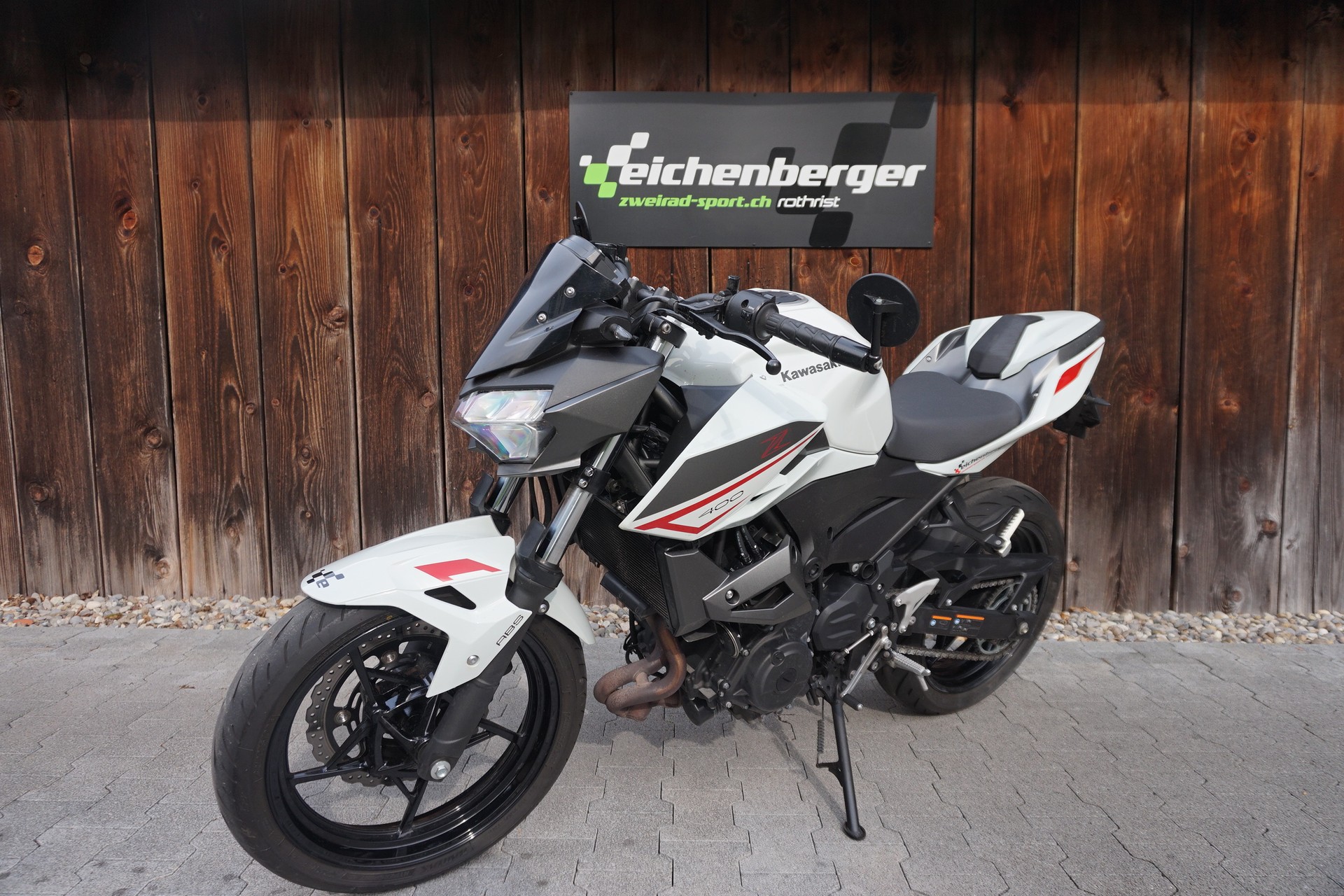 KAWASAKI Z 400 ABS mit Leovinci LV ONE EVO Auspuff-showroom-element-1