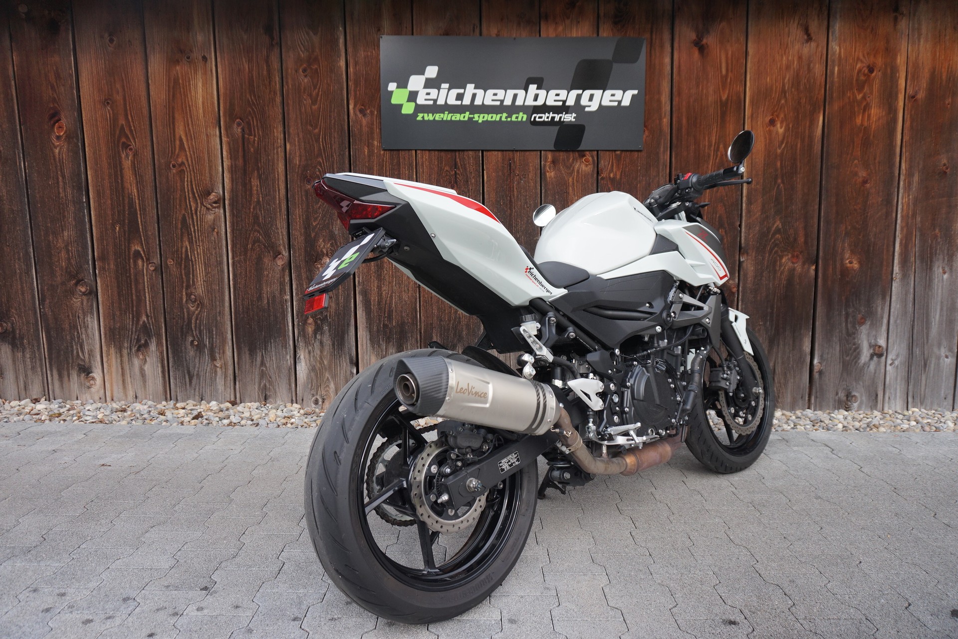 KAWASAKI Z 400 ABS mit Leovinci LV ONE EVO Auspuff-showroom-element-3