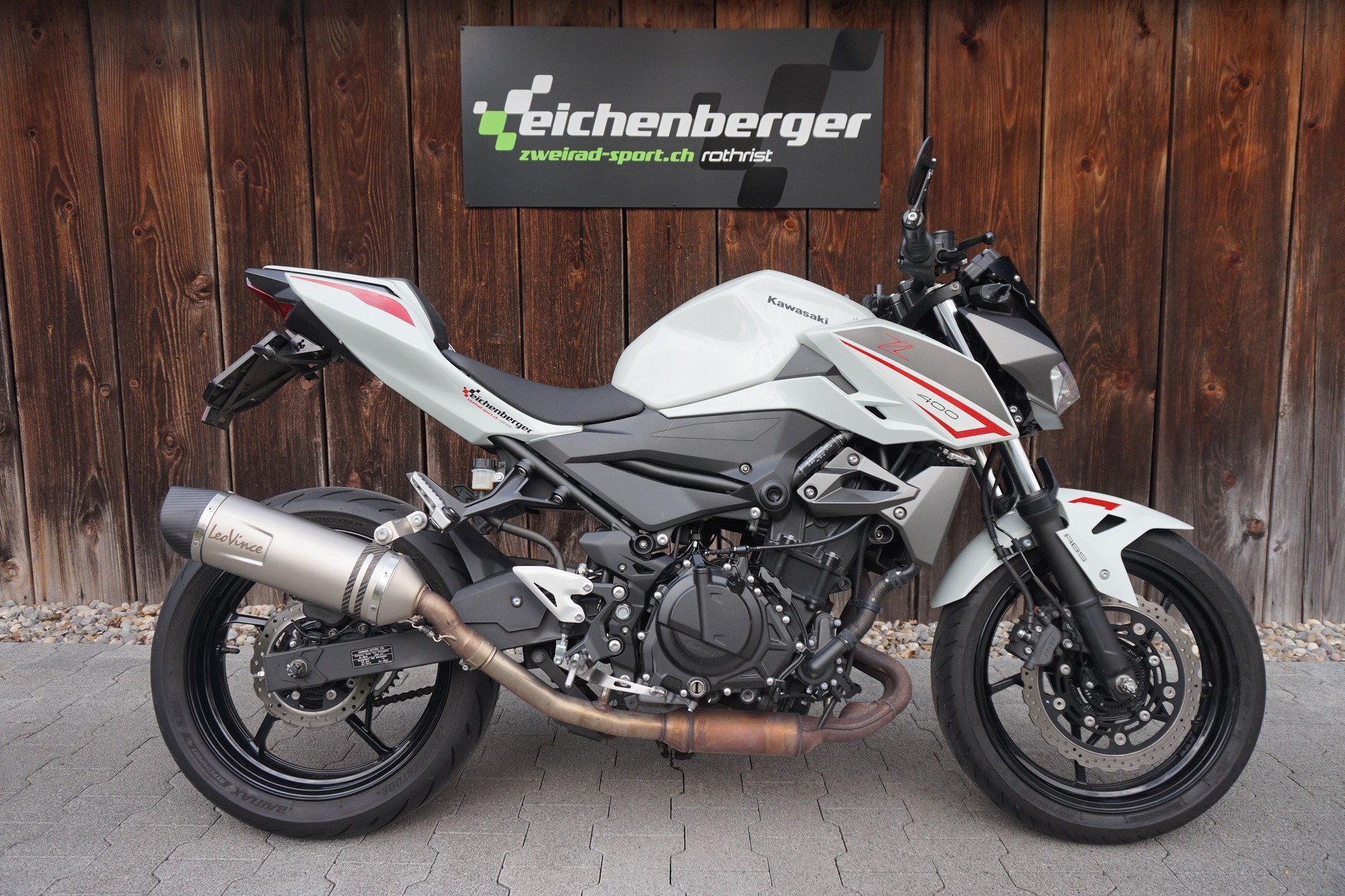 KAWASAKI Z 400 ABS mit Leovinci LV ONE EVO Auspuff-showroom-element-2