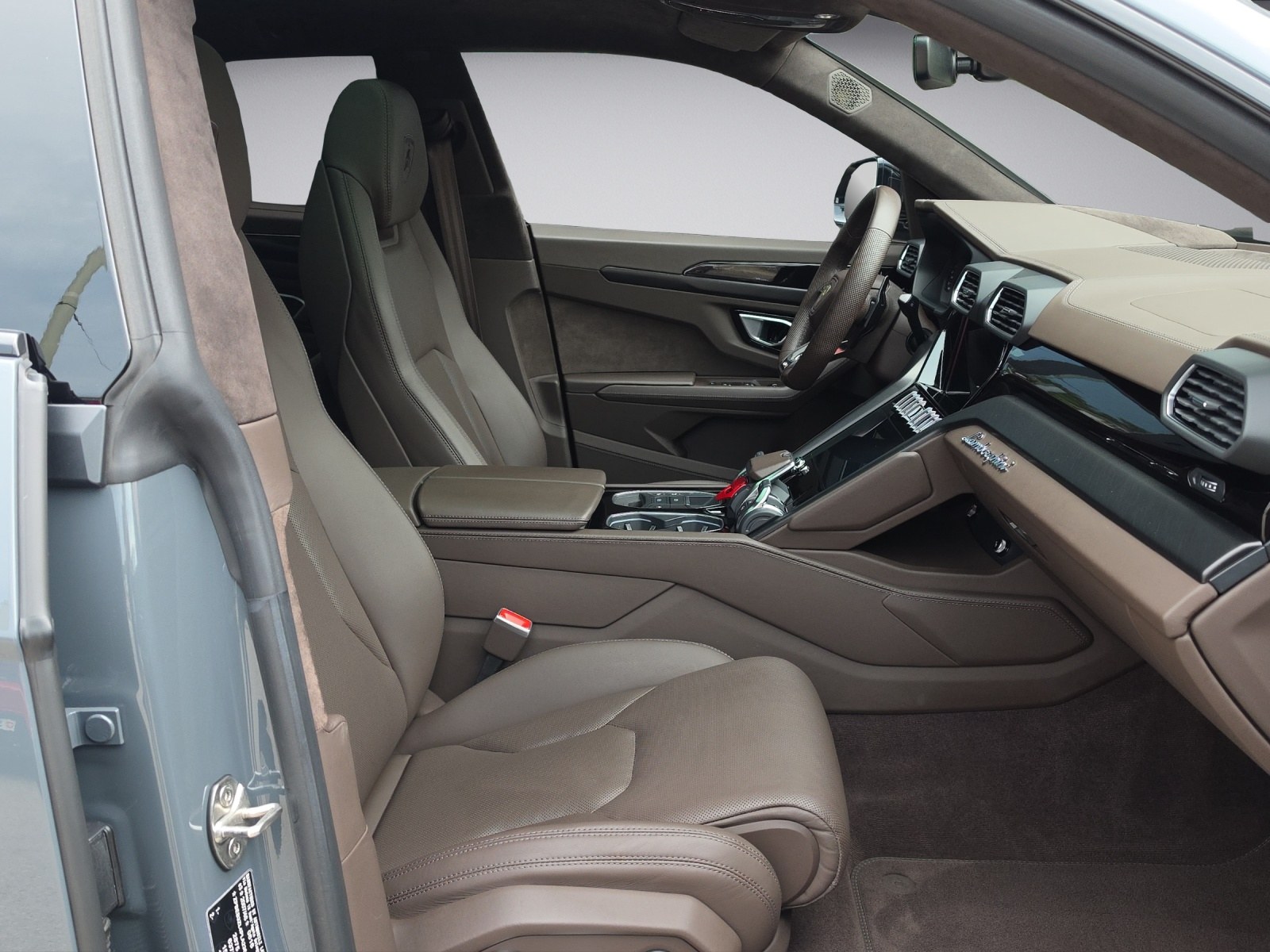 LAMBORGHINI Urus S-image-5