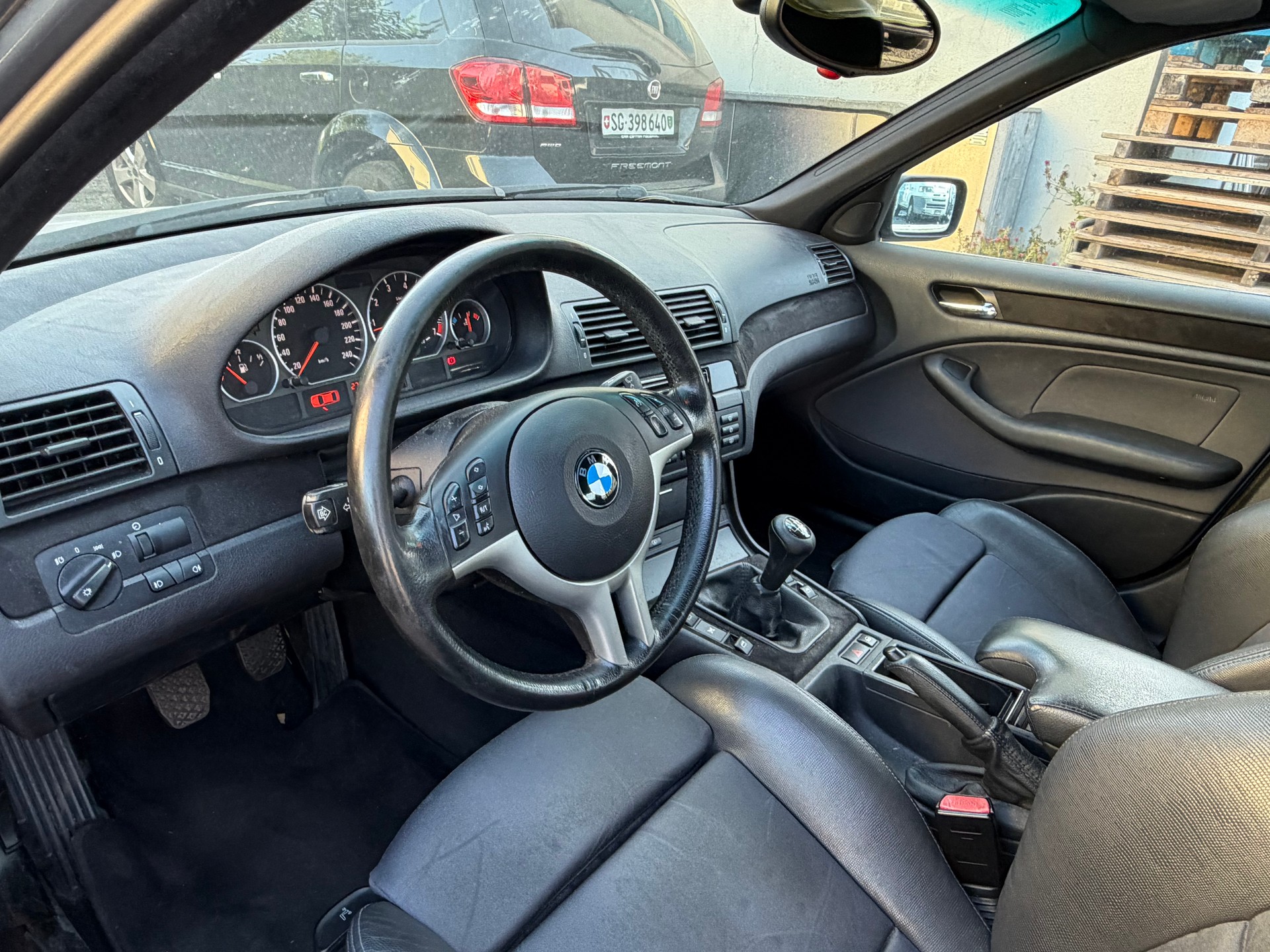 BMW 320i-image-10