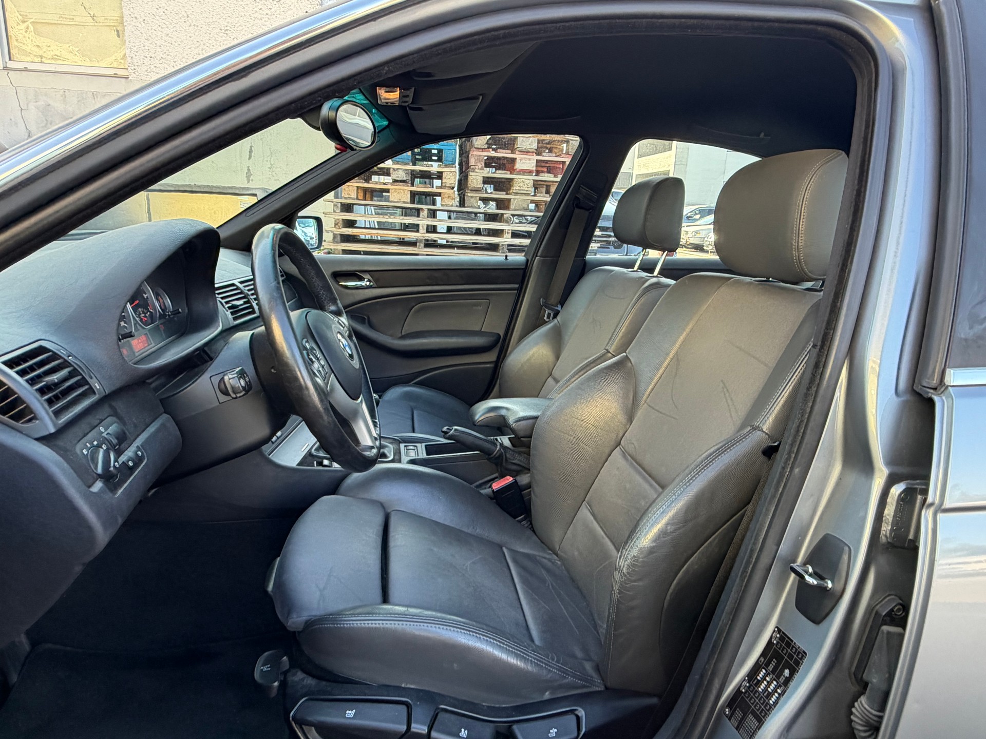 BMW 320i-image-8