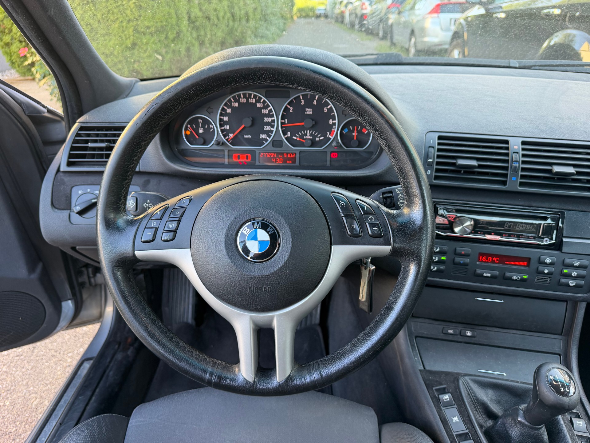 BMW 320i-image-12