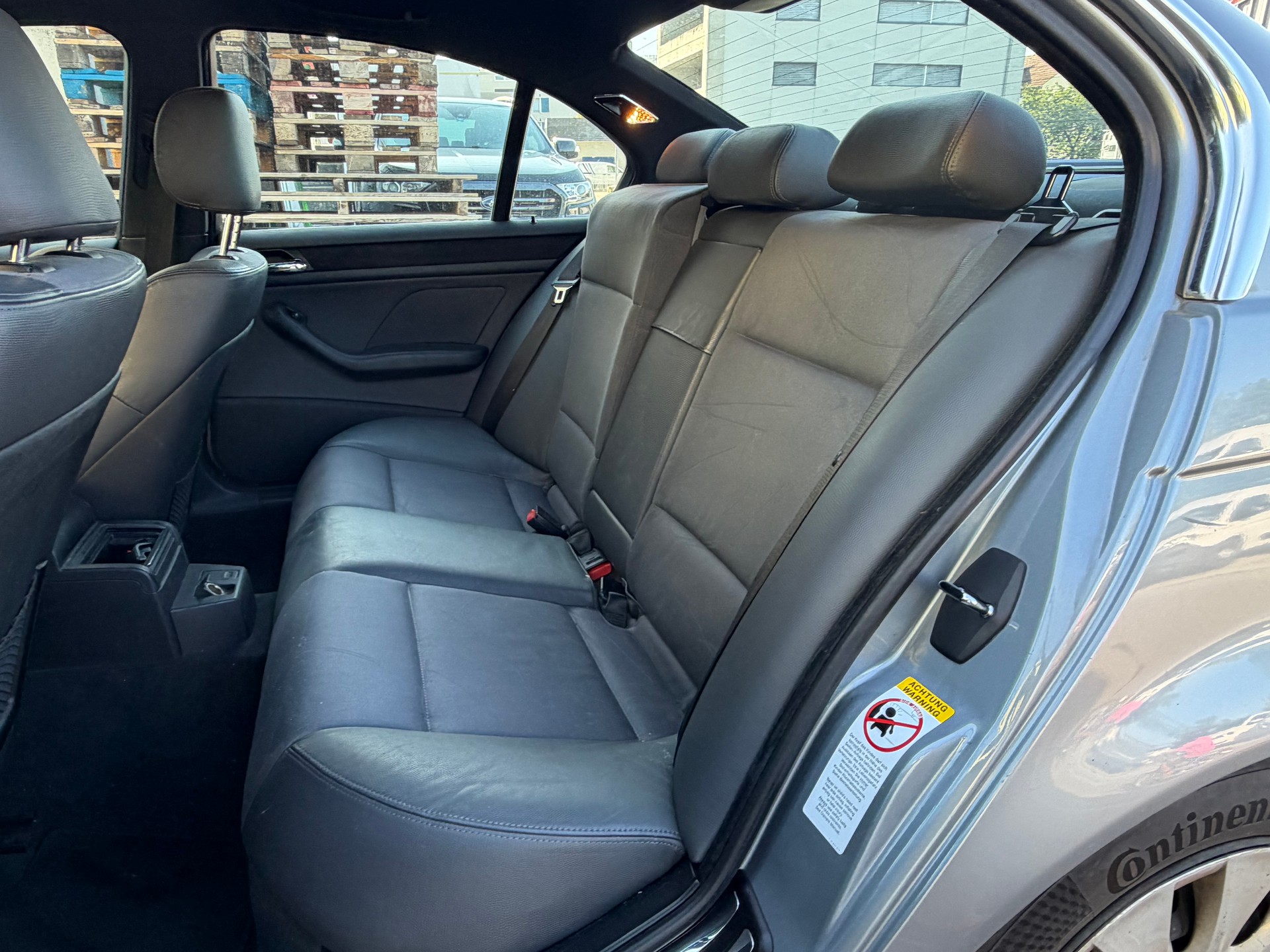 BMW 320i-image-9