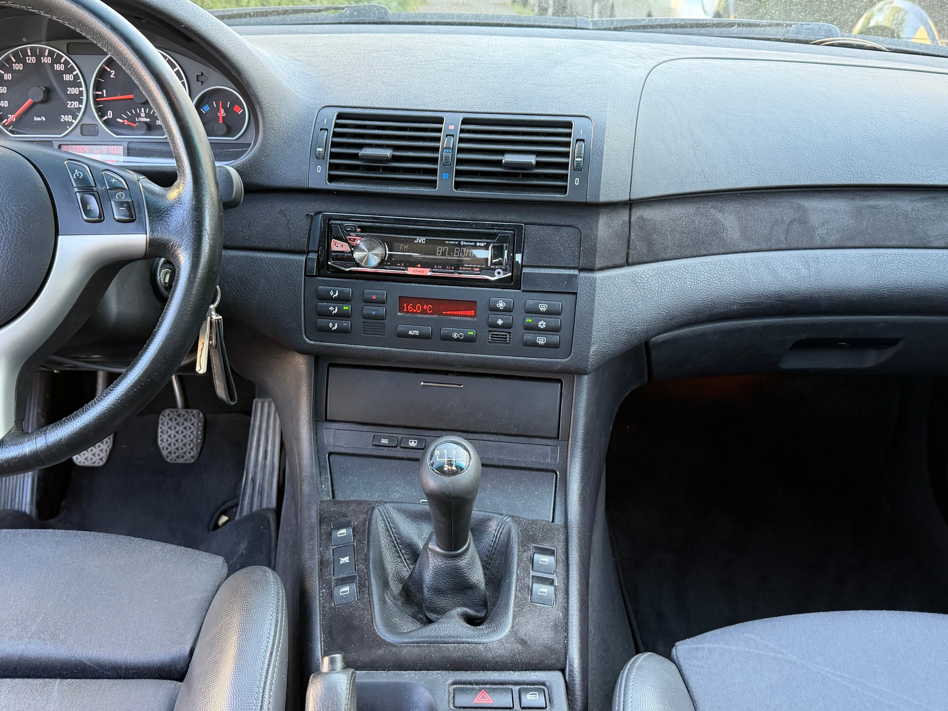 BMW 320i-image-13