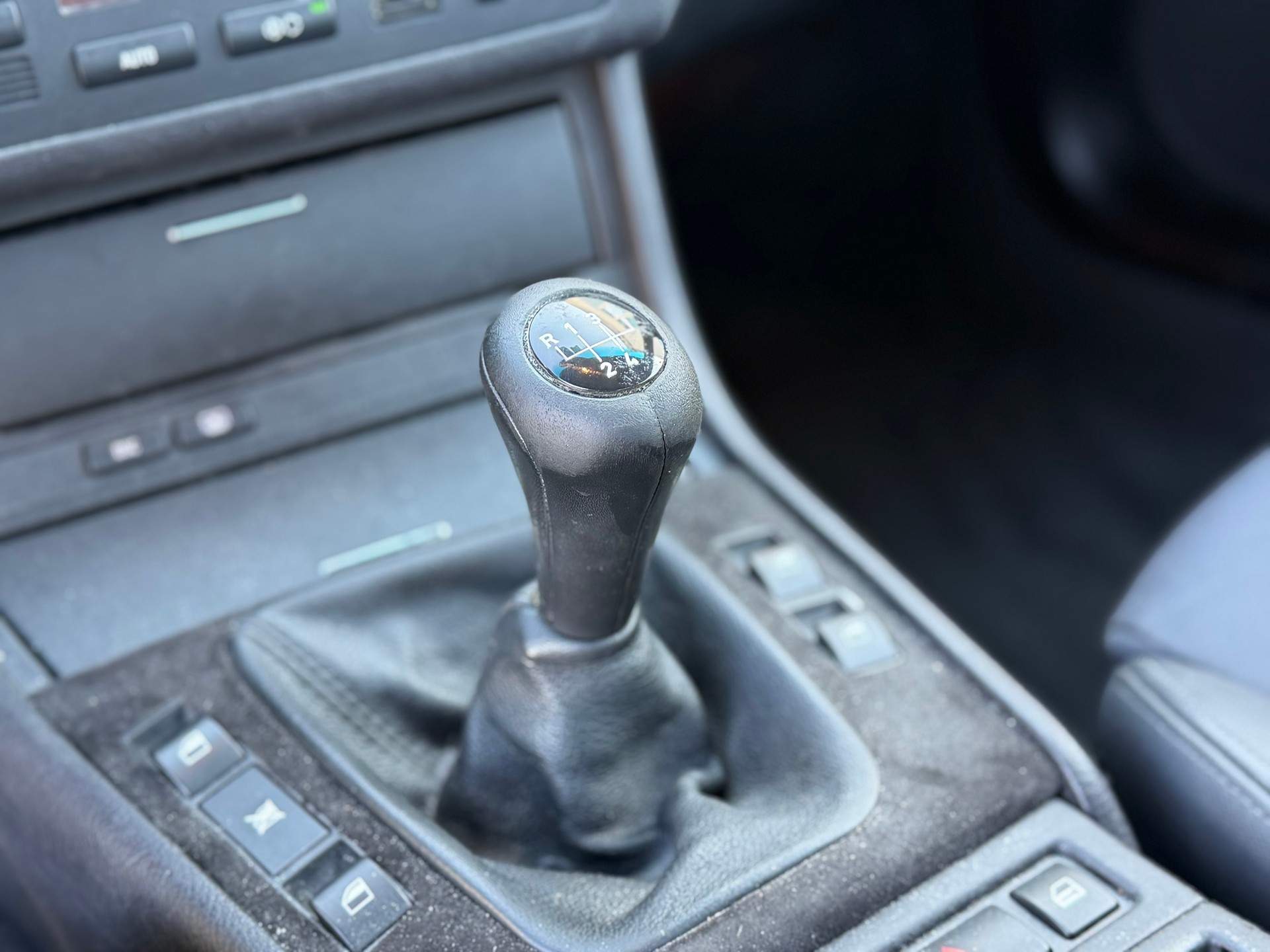 BMW 320i-image-14