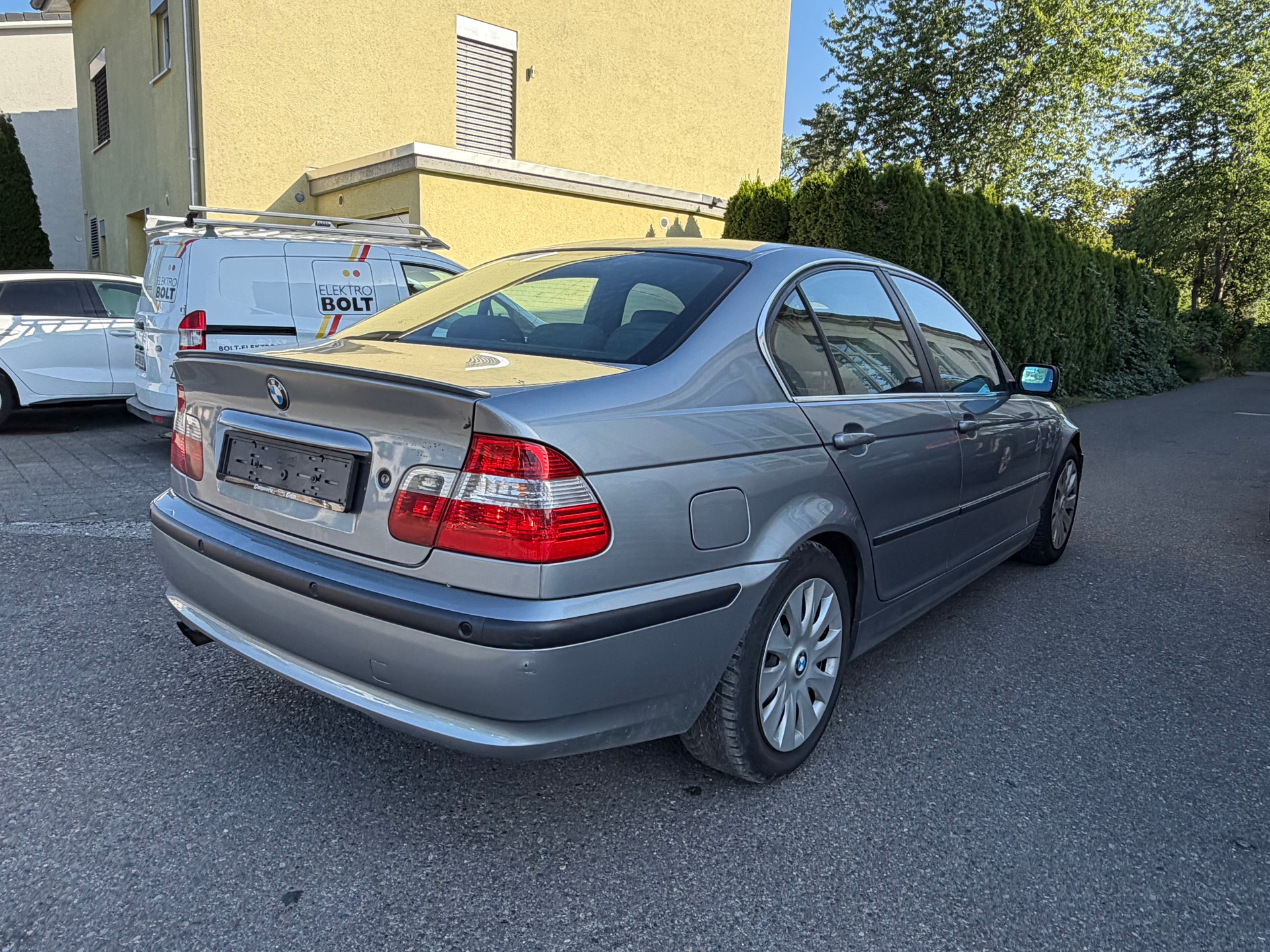 BMW 320i-image-2