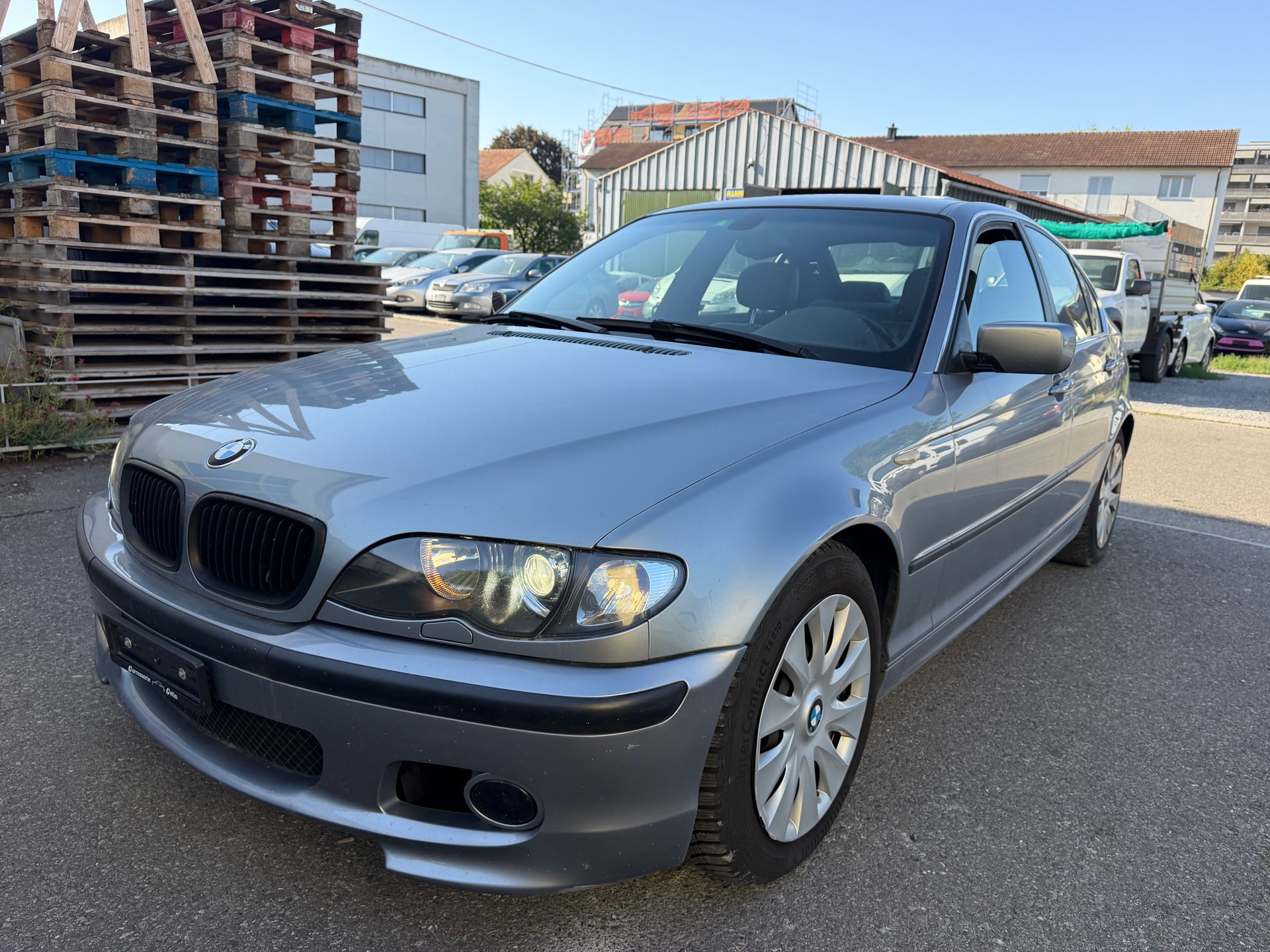 BMW 320i-image-6