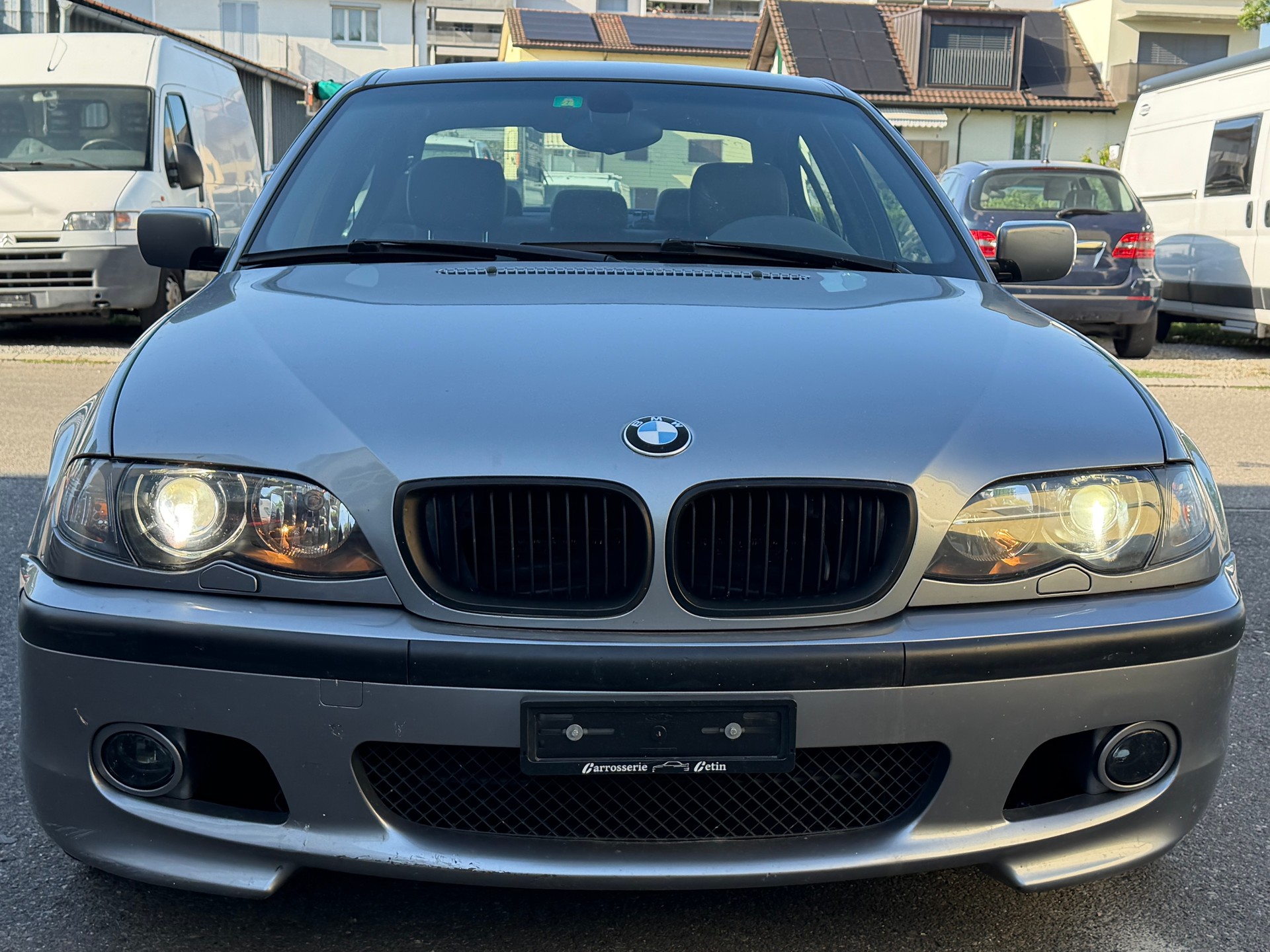 BMW 320i-image-7
