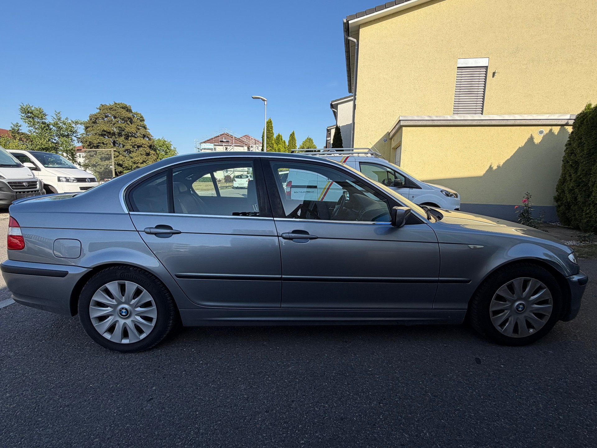BMW 320i-image-1