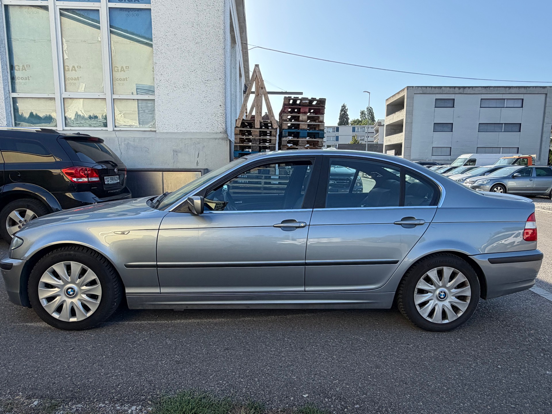 BMW 320i-image-5
