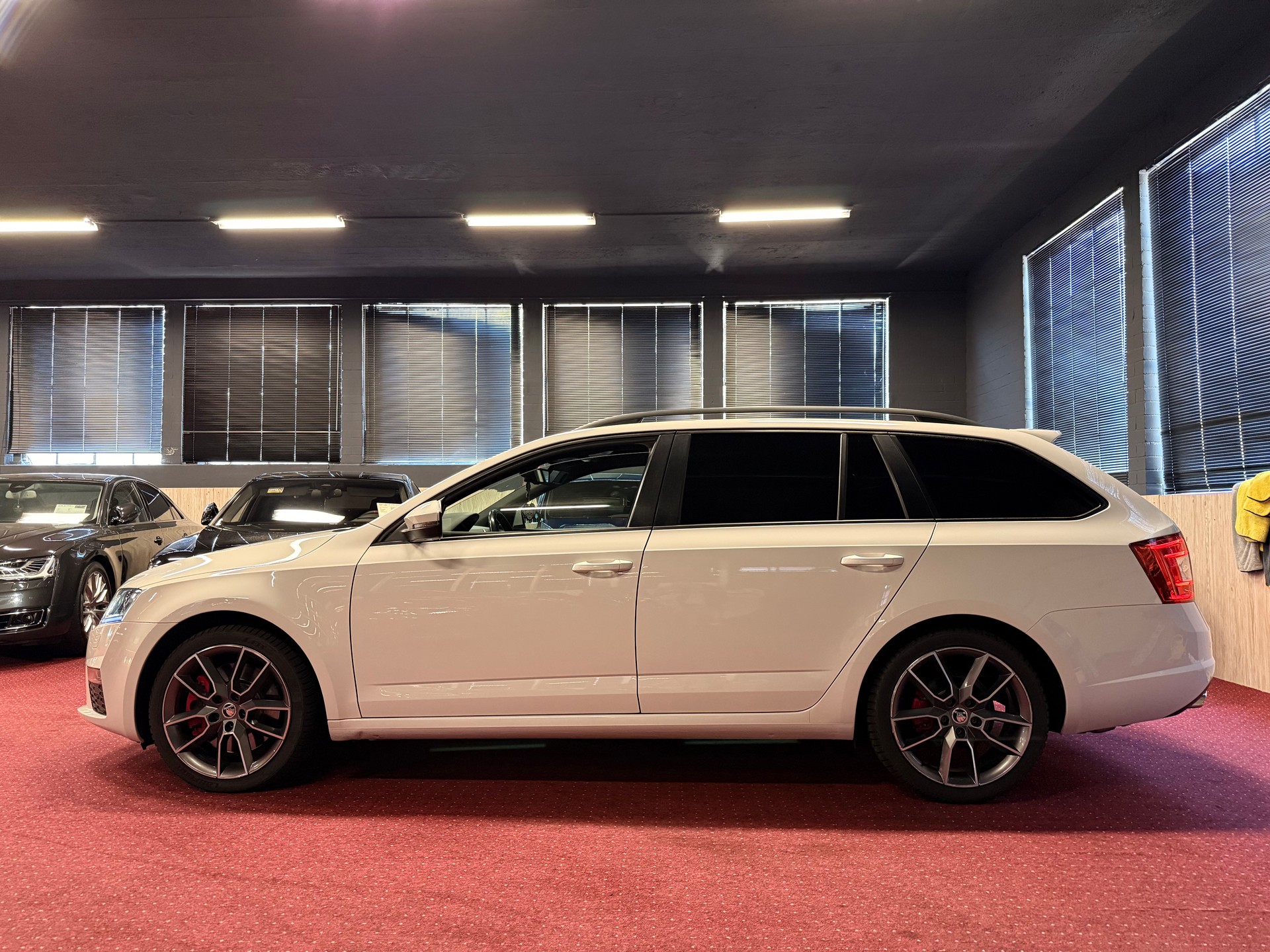 SKODA Octavia Combi 2.0 TDI RS DSG-image-8