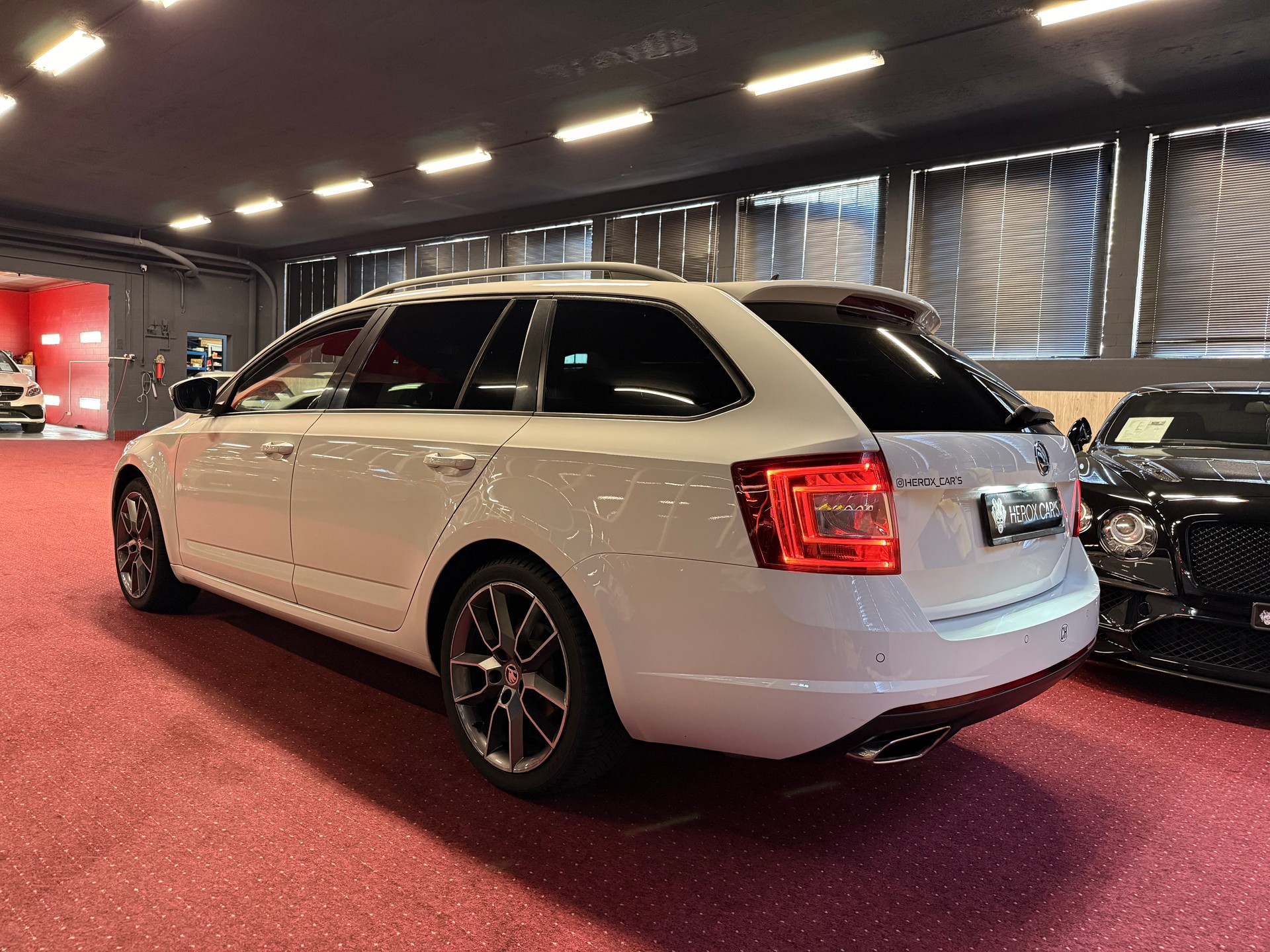 SKODA Octavia Combi 2.0 TDI RS DSG-image-9