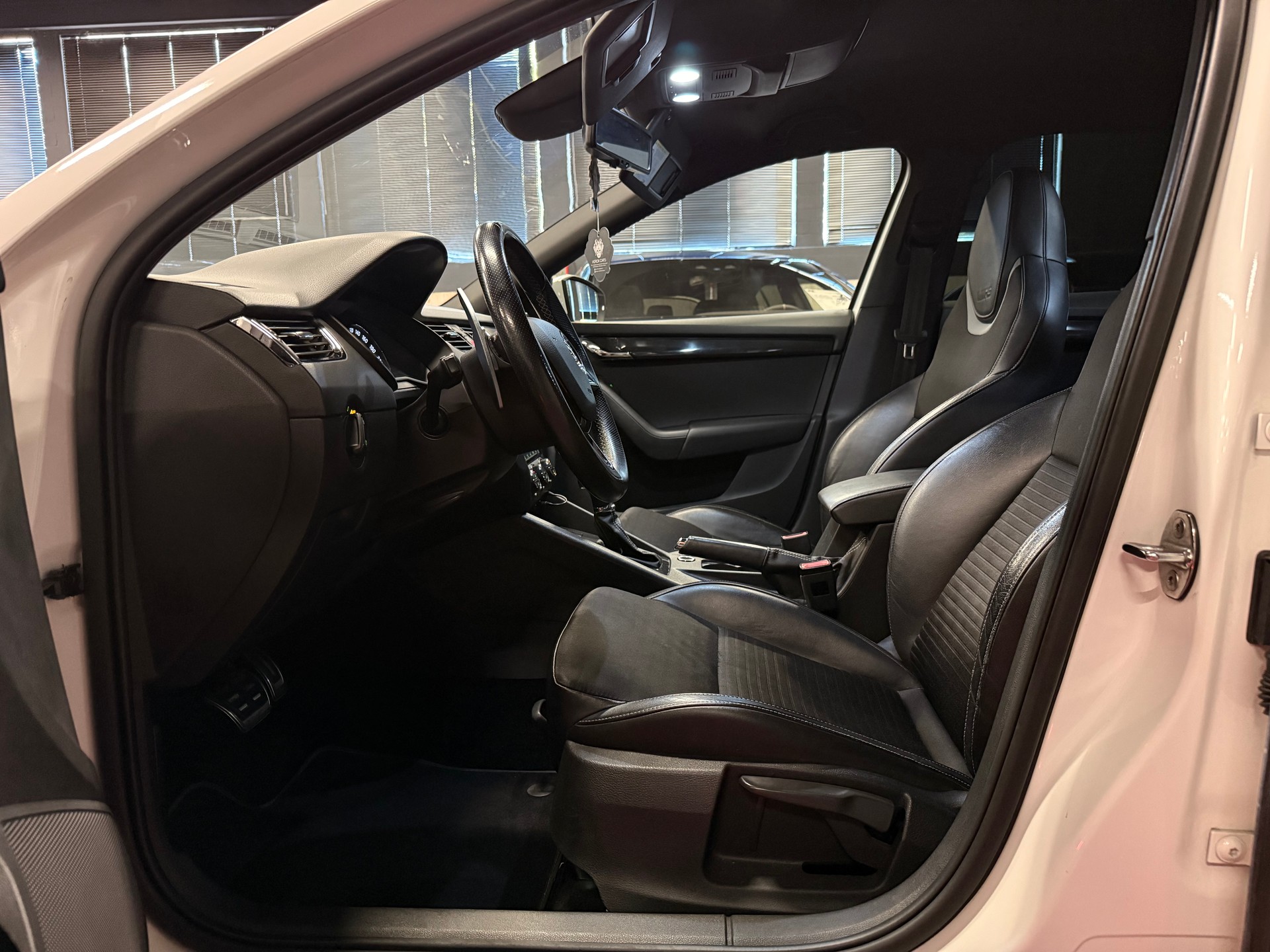 SKODA Octavia Combi 2.0 TDI RS DSG-image-10