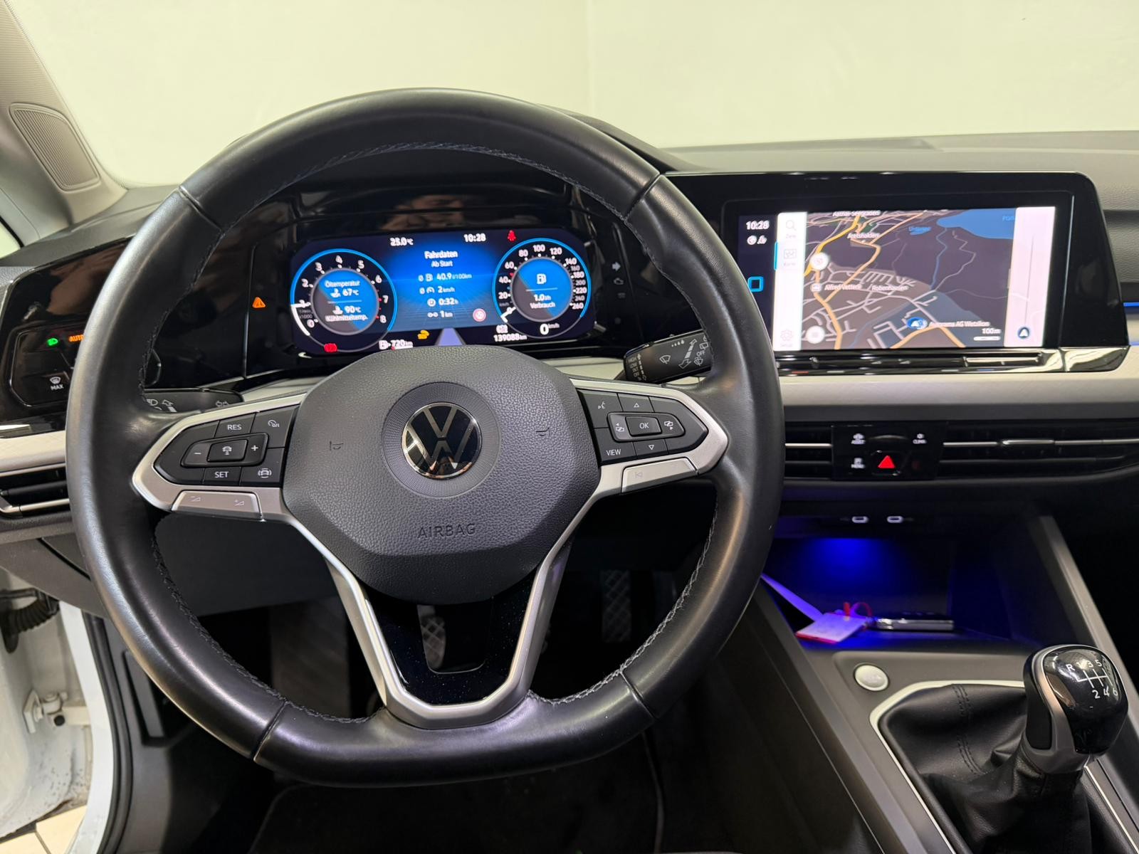 VW Golf 1.0 TSI Life-image-8