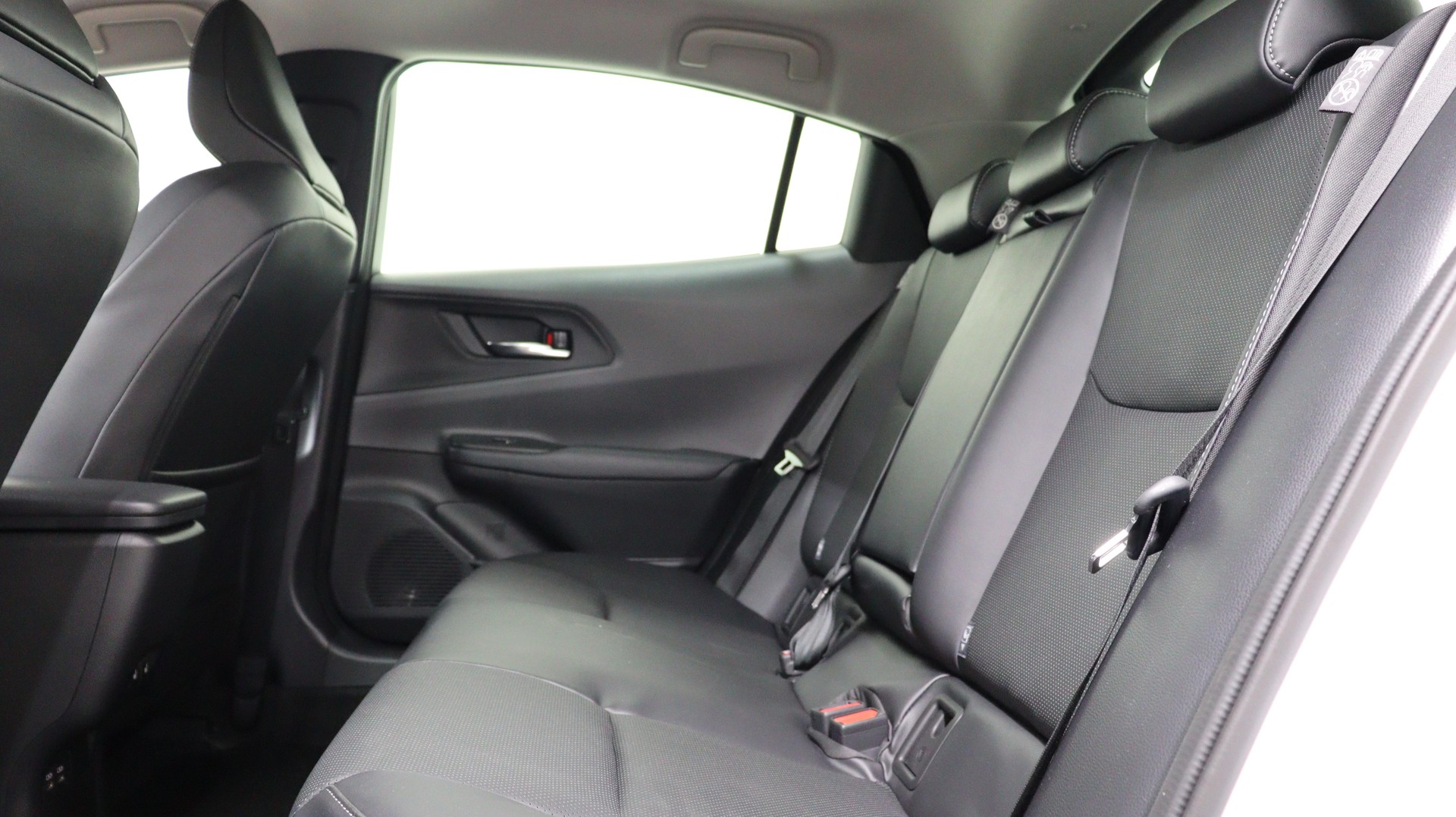 TOYOTA Prius 2.0 Plug-In-Hybrid Premium-showroom-element-3