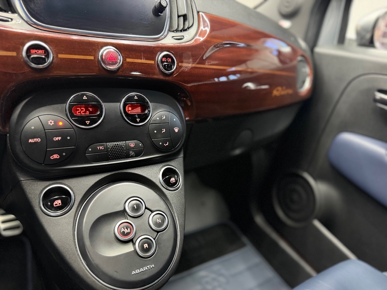 FIAT 695C 1.4 16V Turbo Abarth Rivale Dualogic | Akrapovic Auspuff | Cabrio | CH-Auto | Beats Soundsystem | Special Edition Nr. 2569-image-27