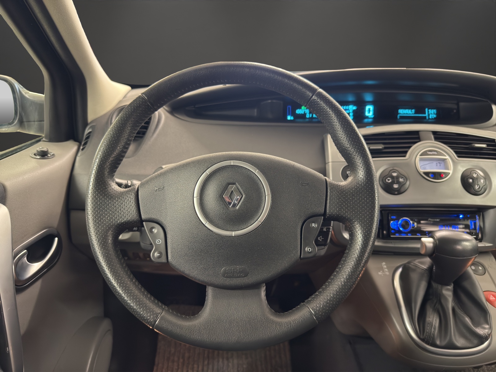 RENAULT Scénic 1.9 dCi Fairway Automatic-image-11