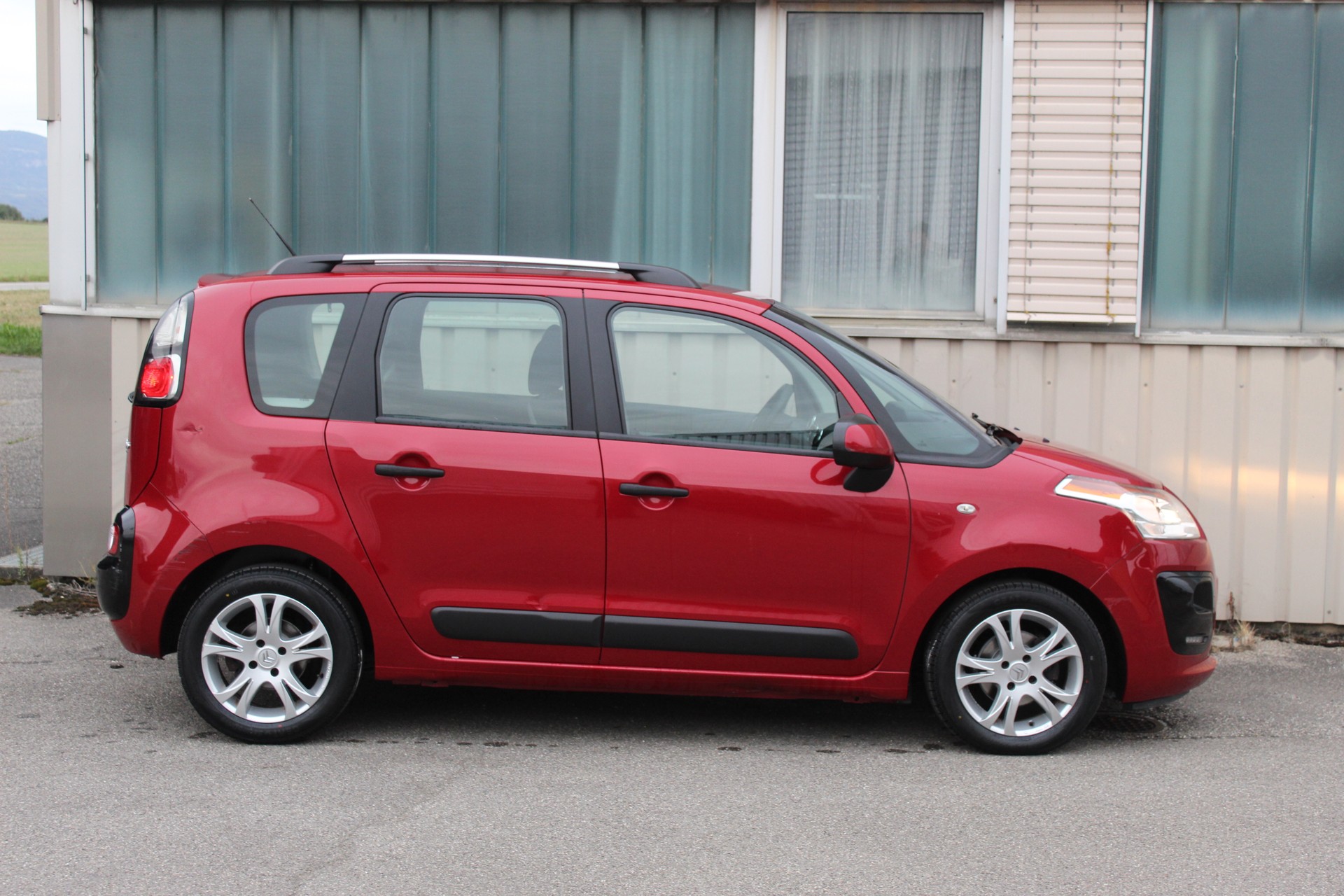 CITROEN C3 Picasso 1.4i 16V Attraction-image-1