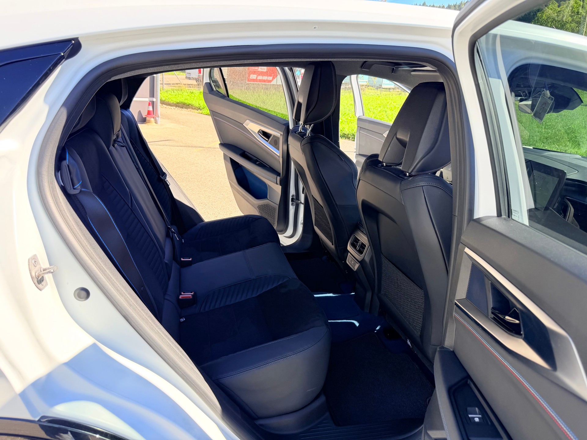 RENAULT RAFALE 300 PS. 1.2 E-TECH PLUG-IN HYBRIDE 300 4x4 ALPINE ATELIER. CH WAGEN. MIT VOLLGARANTIE.-image-37