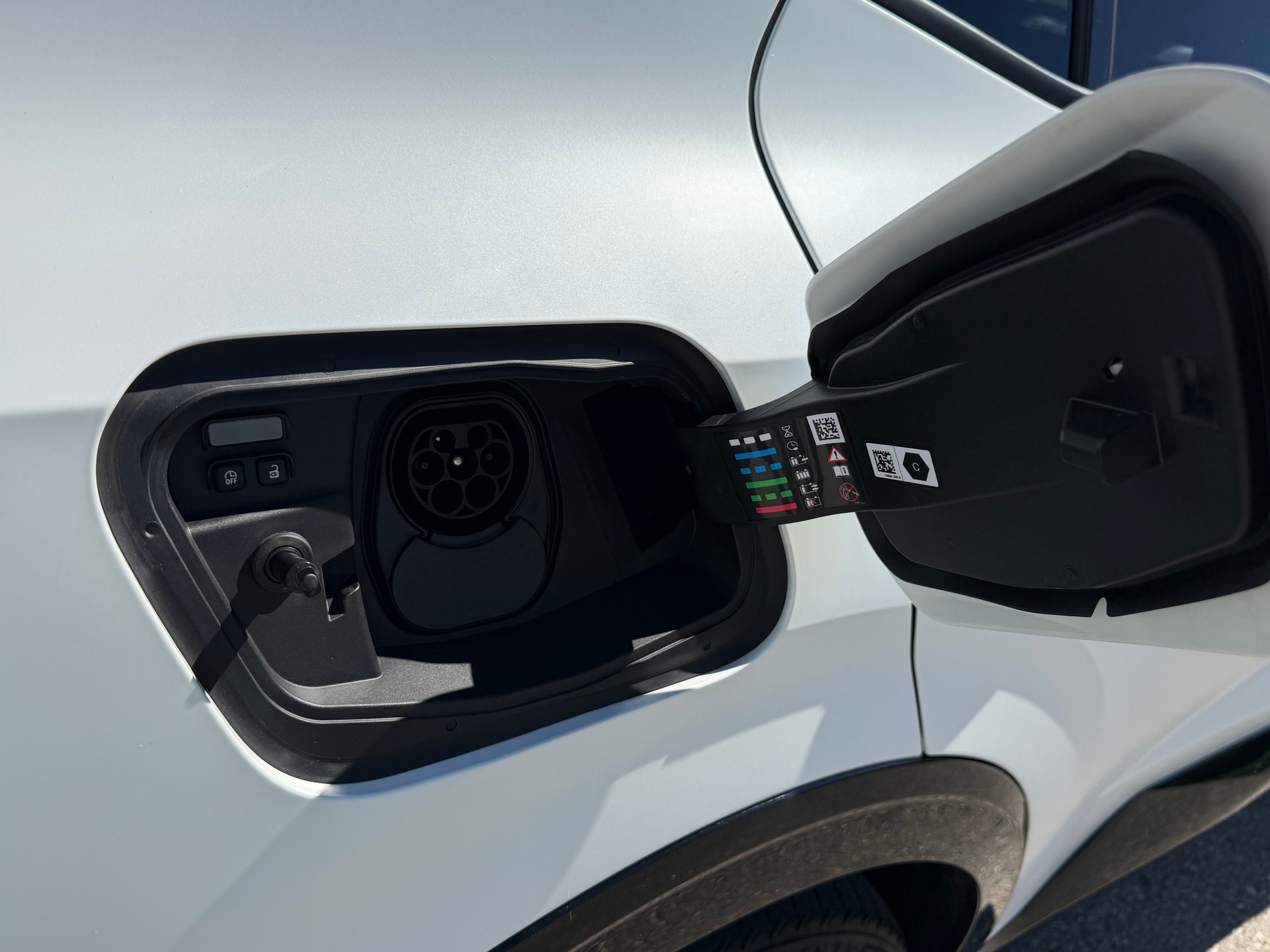 RENAULT RAFALE 300 PS. 1.2 E-TECH PLUG-IN HYBRIDE 300 4x4 ALPINE ATELIER. CH WAGEN. MIT VOLLGARANTIE.-image-27
