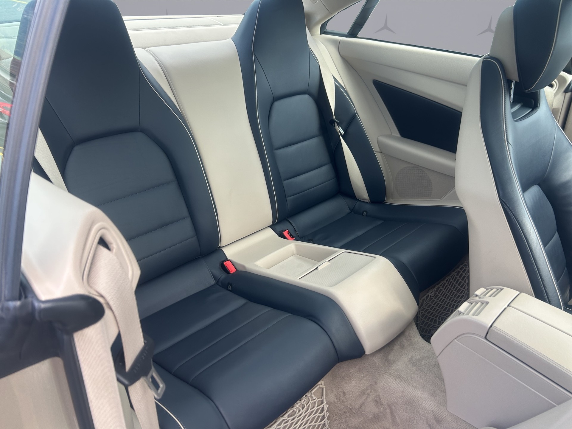 MERCEDES-BENZ E 350 4Matic Coupé-image-16