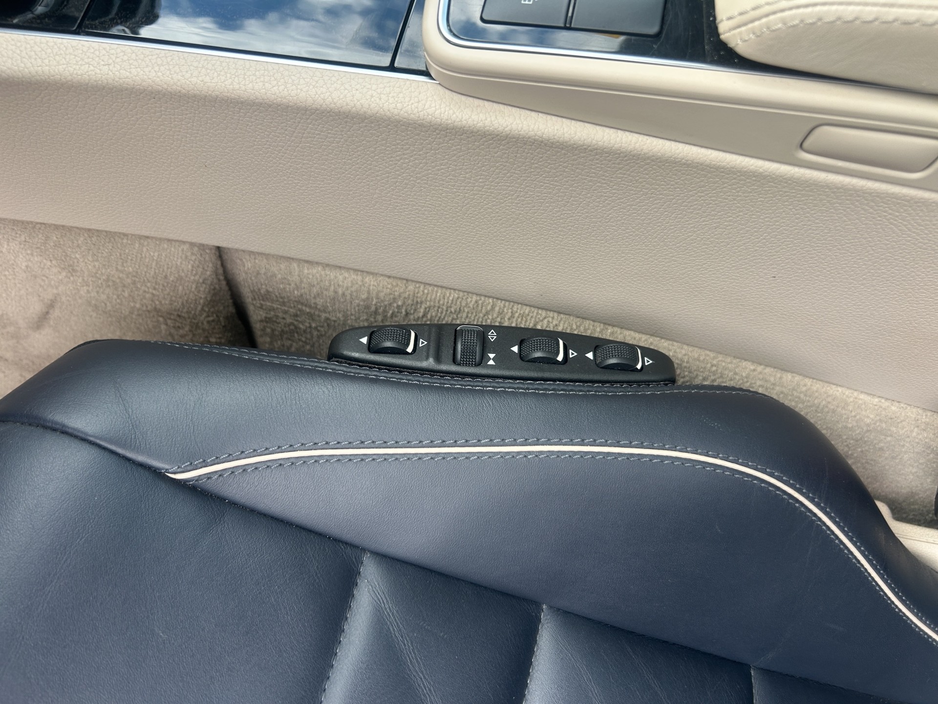 MERCEDES-BENZ E 350 4Matic Coupé-image-18