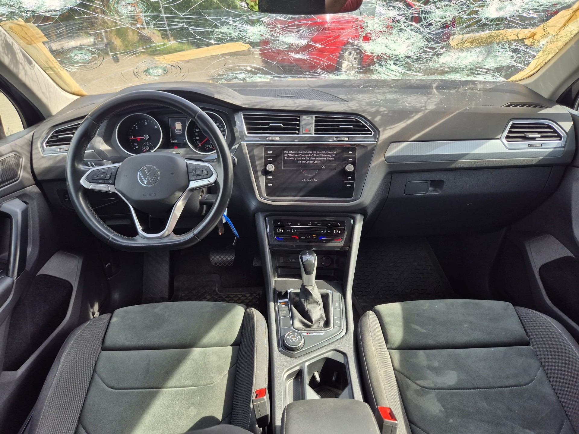 VW Tiguan 2.0 TDI SCR Life 4Motion DSG-image-6