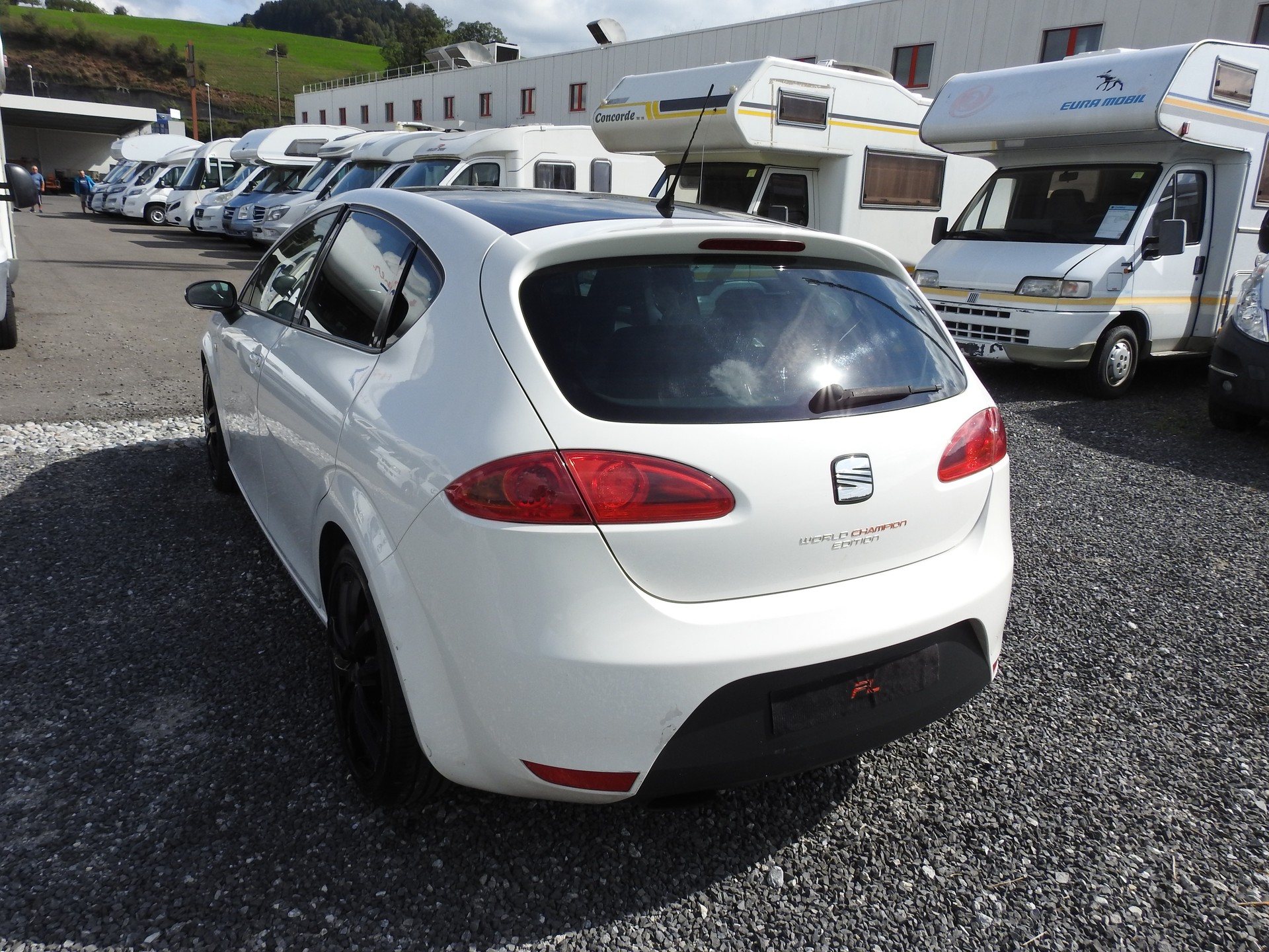 SEAT Leon Cupra 2.0 TSI World Champion Edition-image-3