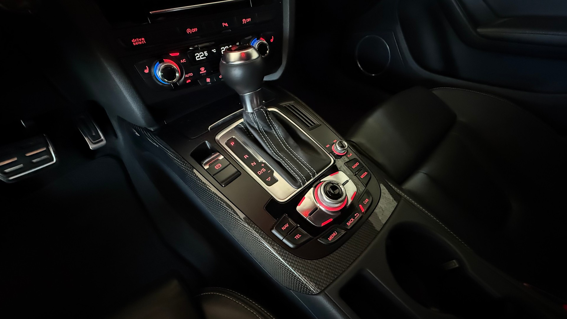 AUDI S4 Avant 3.0 TFSI quattro S-tronic-image-15