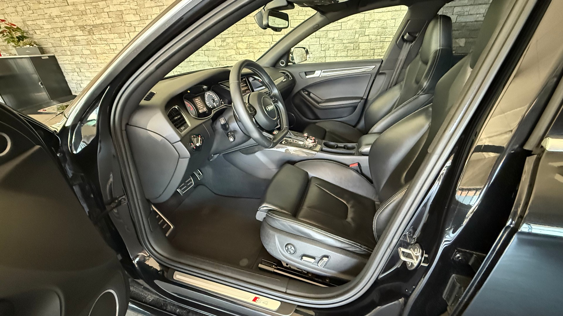 AUDI S4 Avant 3.0 TFSI quattro S-tronic-image-9