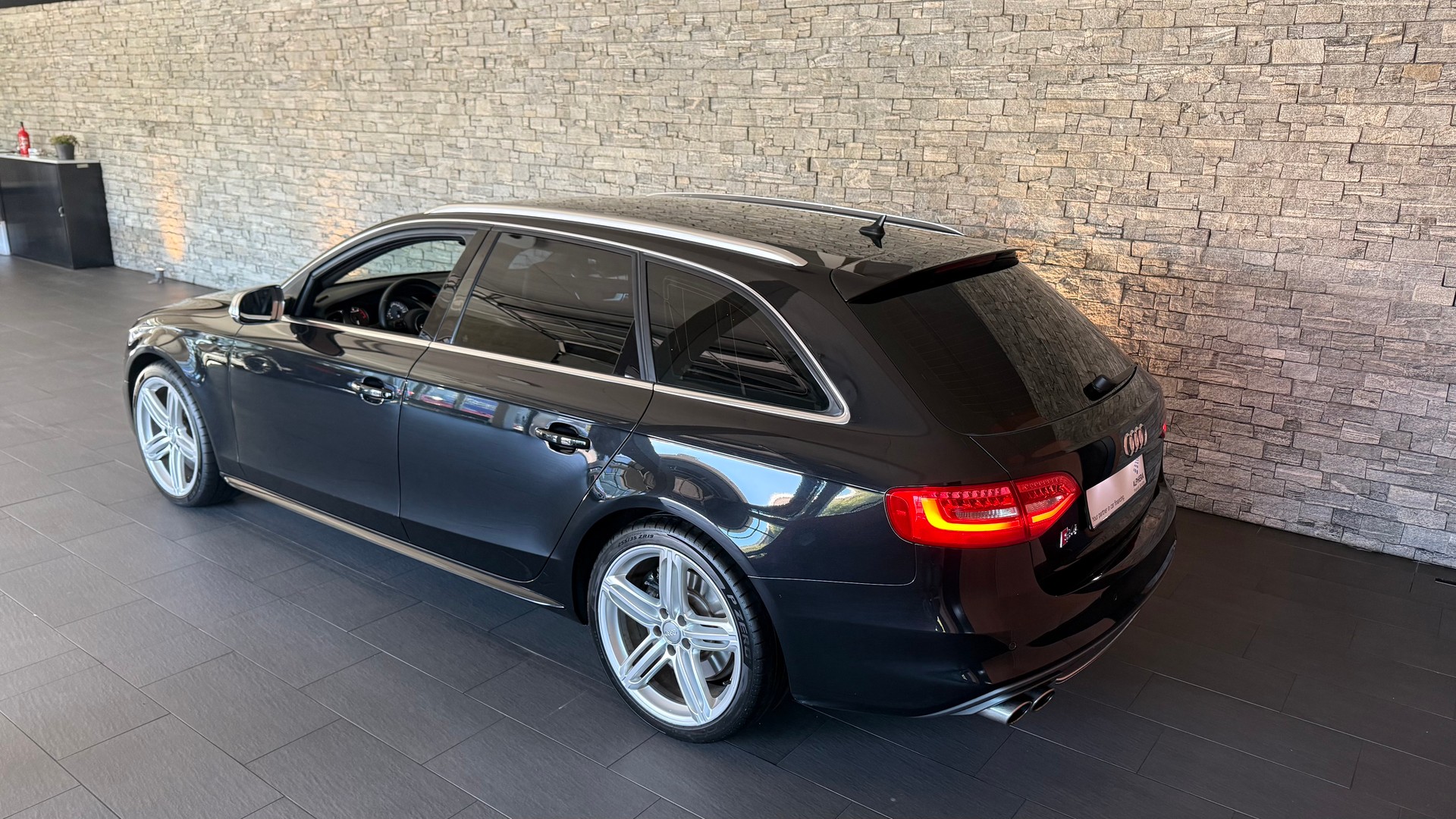 AUDI S4 Avant 3.0 TFSI quattro S-tronic-image-1
