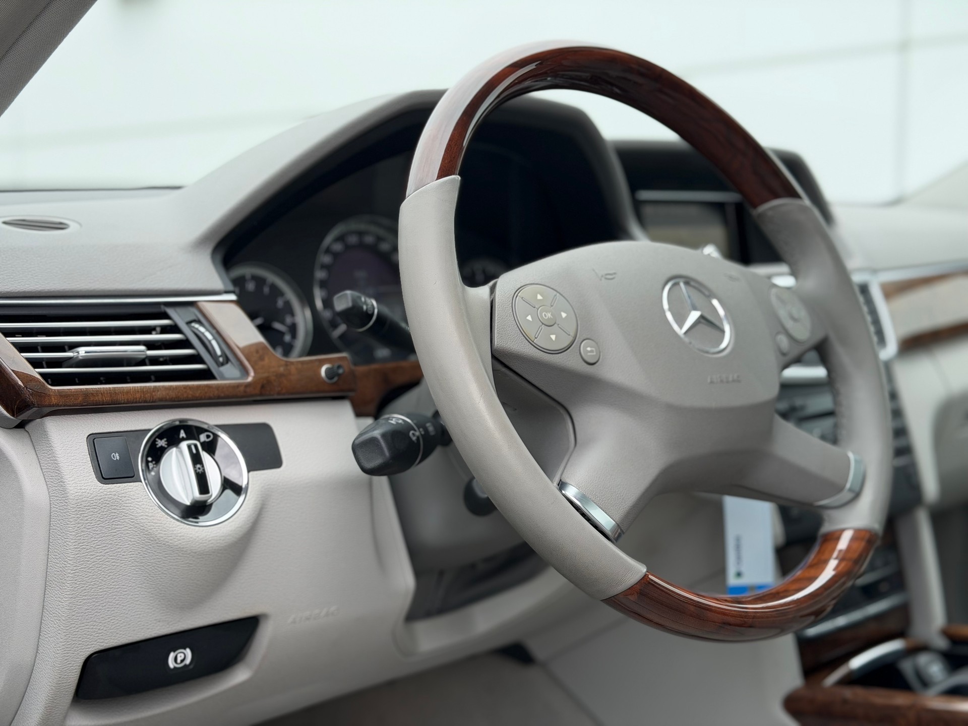 MERCEDES-BENZ E 350 CDI BlueEfficiency Elégance 7G-Tronic-image-29