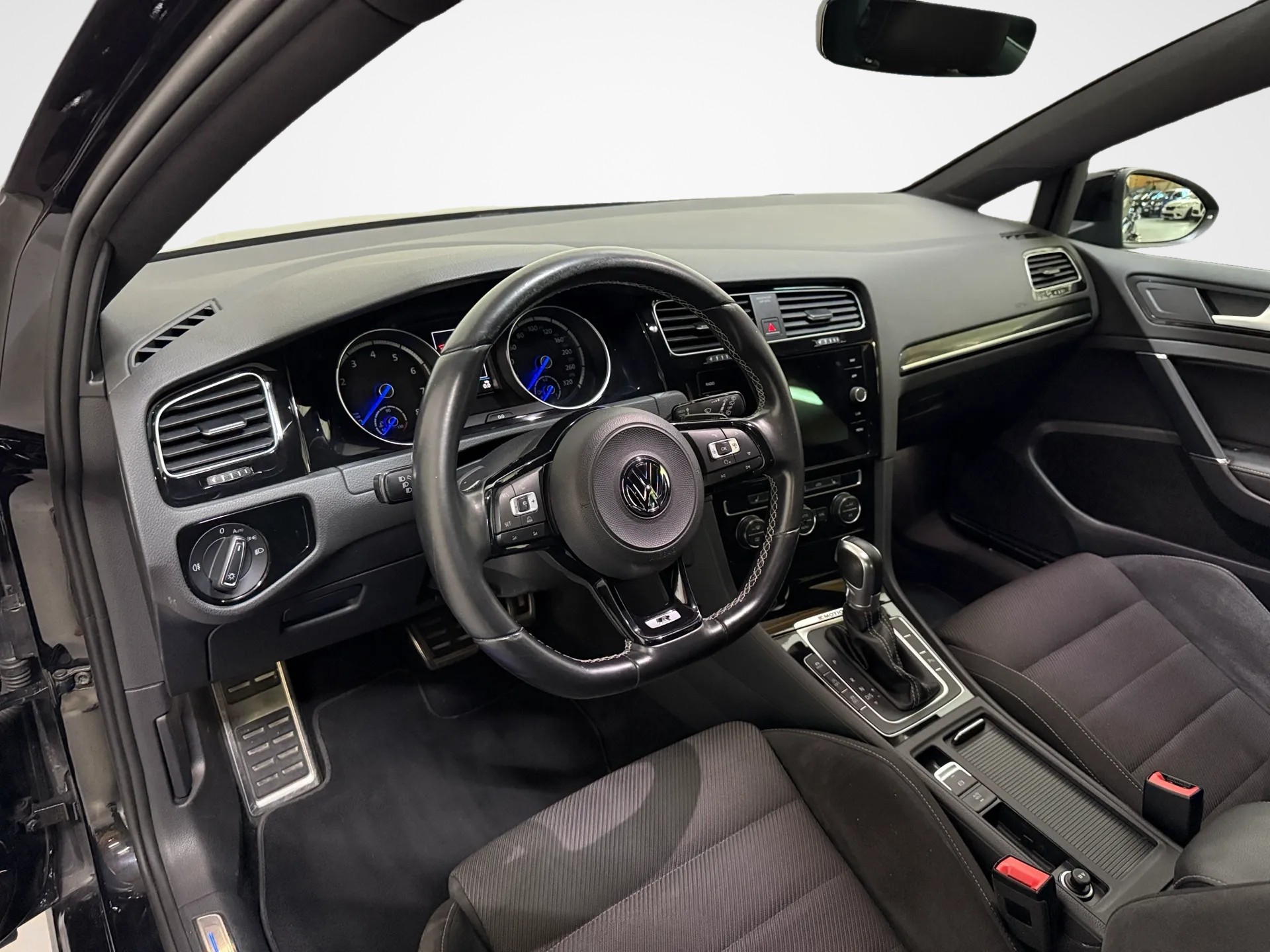 VW Golf 2.0 TSI R 4Motion DSG-image-14