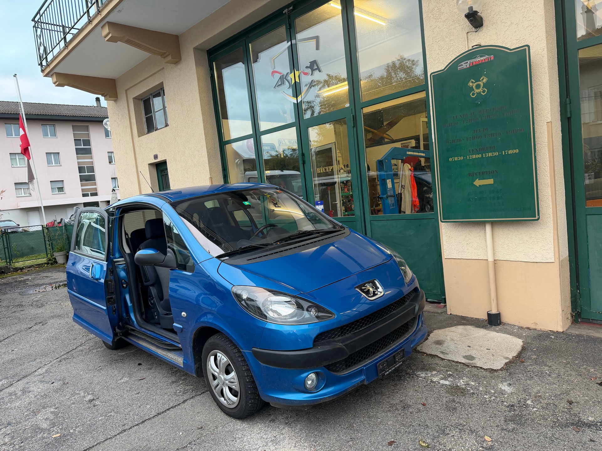 PEUGEOT 1007 1.6 Trendy Sesam 2-Tronic-image-0