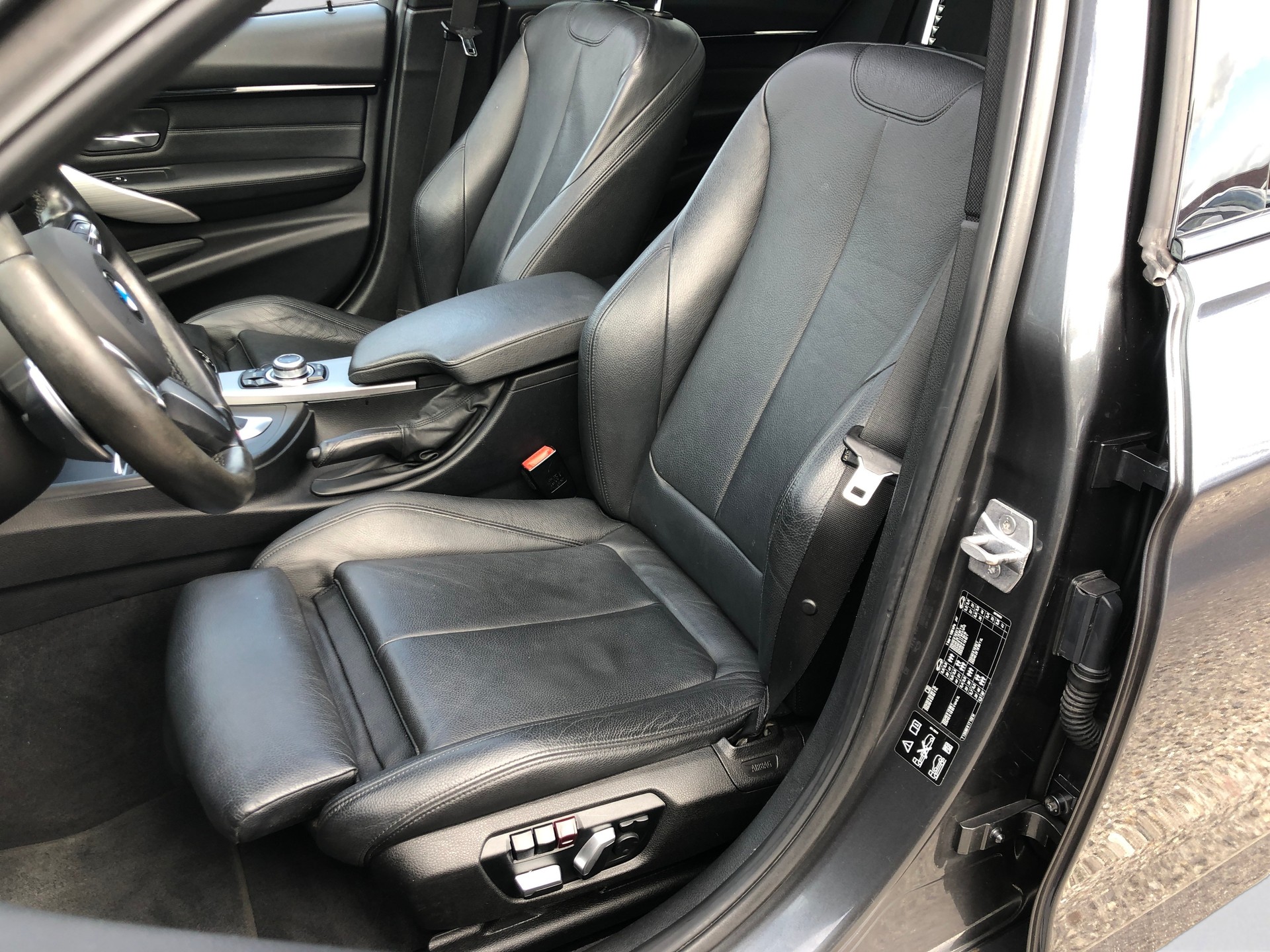 BMW 330i xDrive M Sport Steptronic-image-9