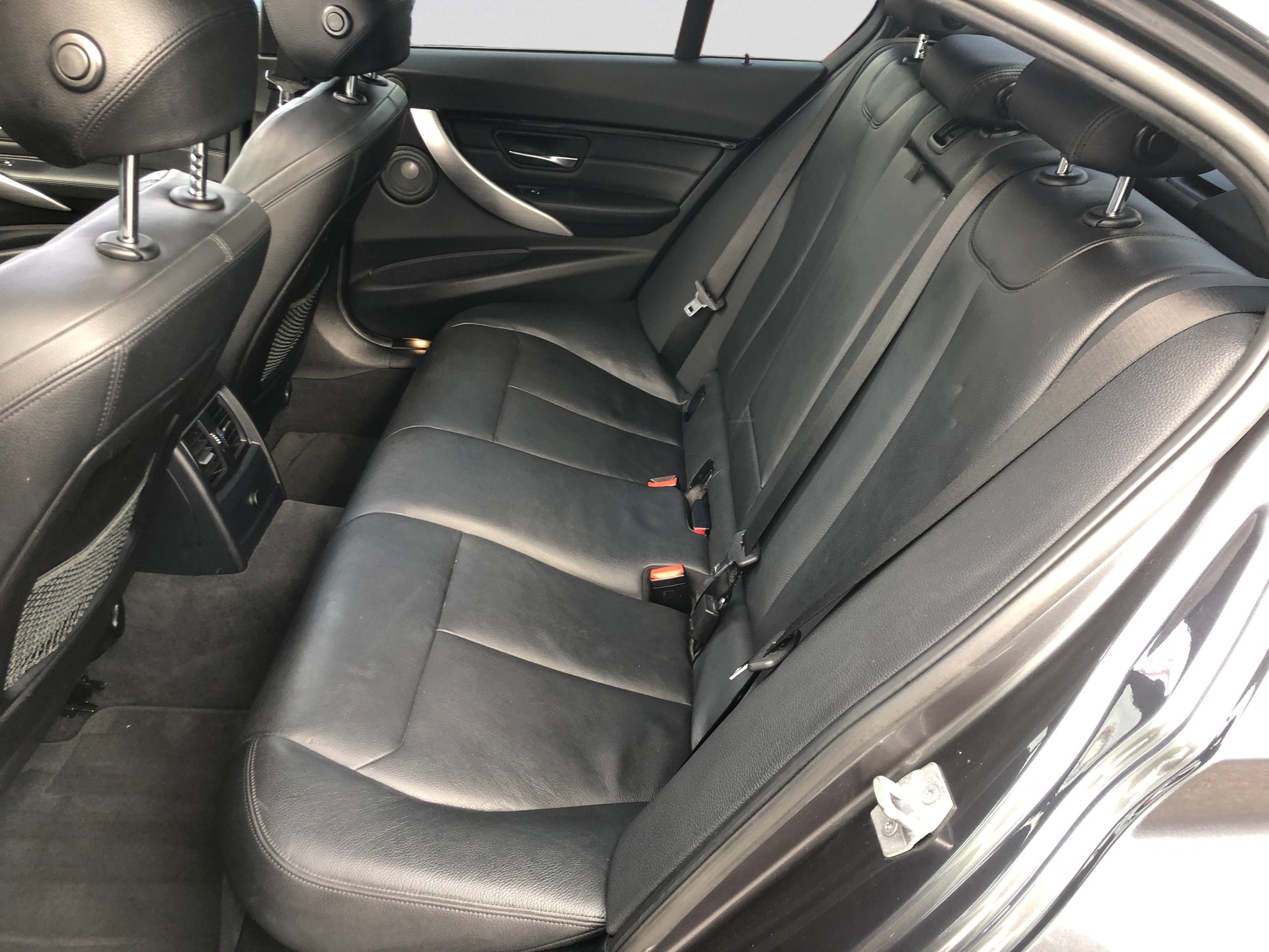 BMW 330i xDrive M Sport Steptronic-image-11