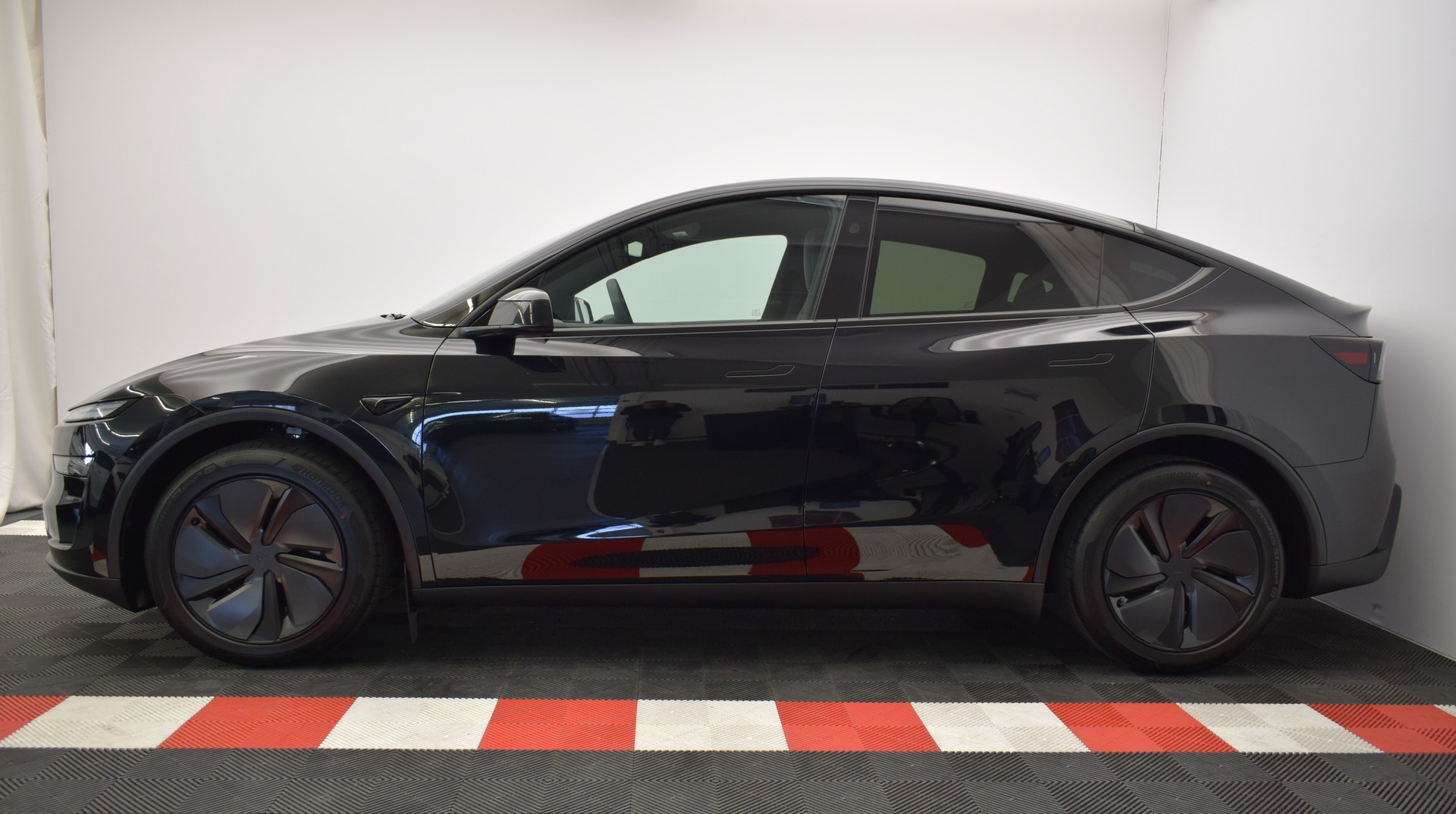 TESLA Model Y Long Range Premium AWD, Neuwagen, CH Typenschein, Anhängerkupplung, "Diamond black"-image-7