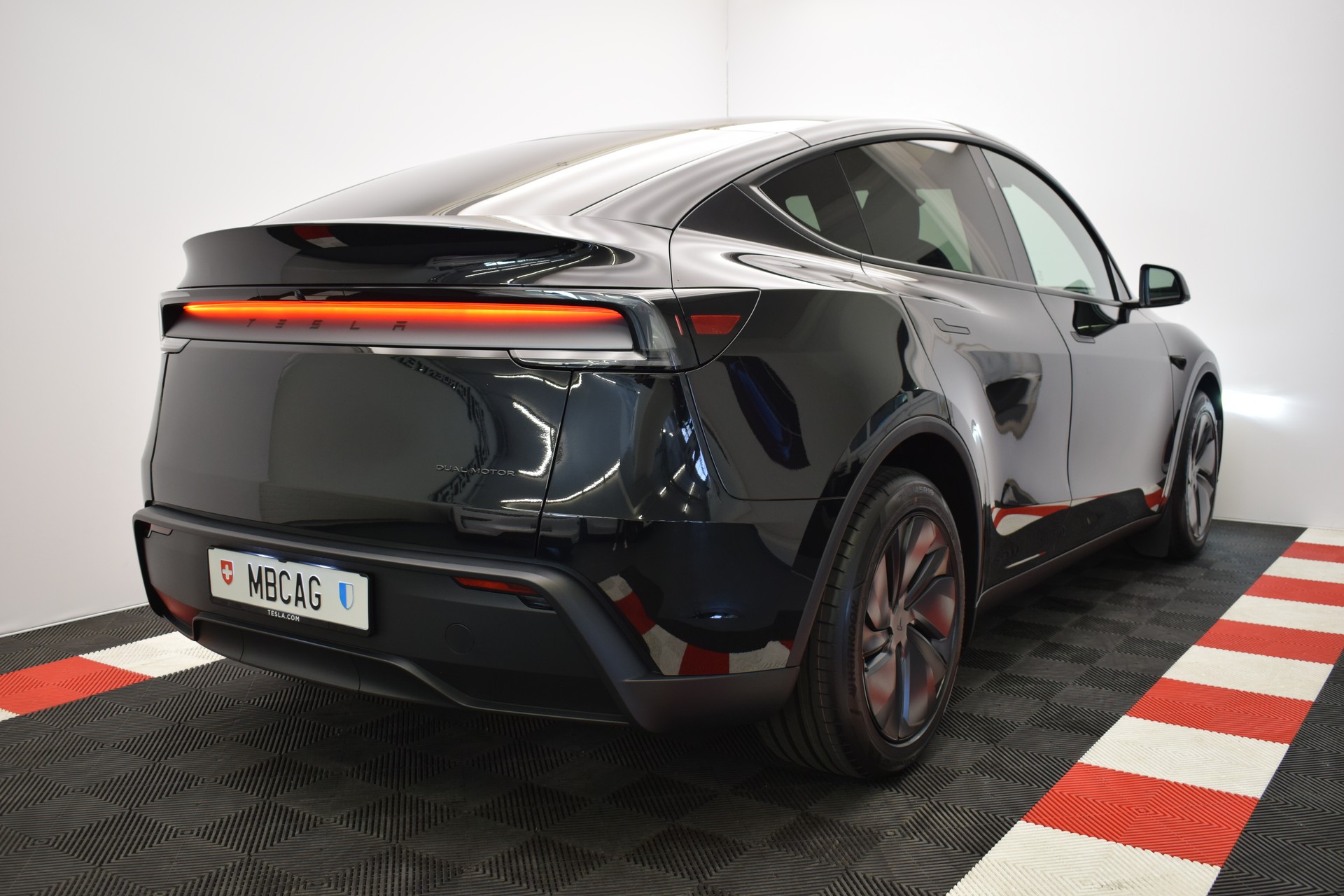 TESLA Model Y Long Range Premium AWD, Neuwagen, CH Typenschein, Anhängerkupplung, "Diamond black"-image-8