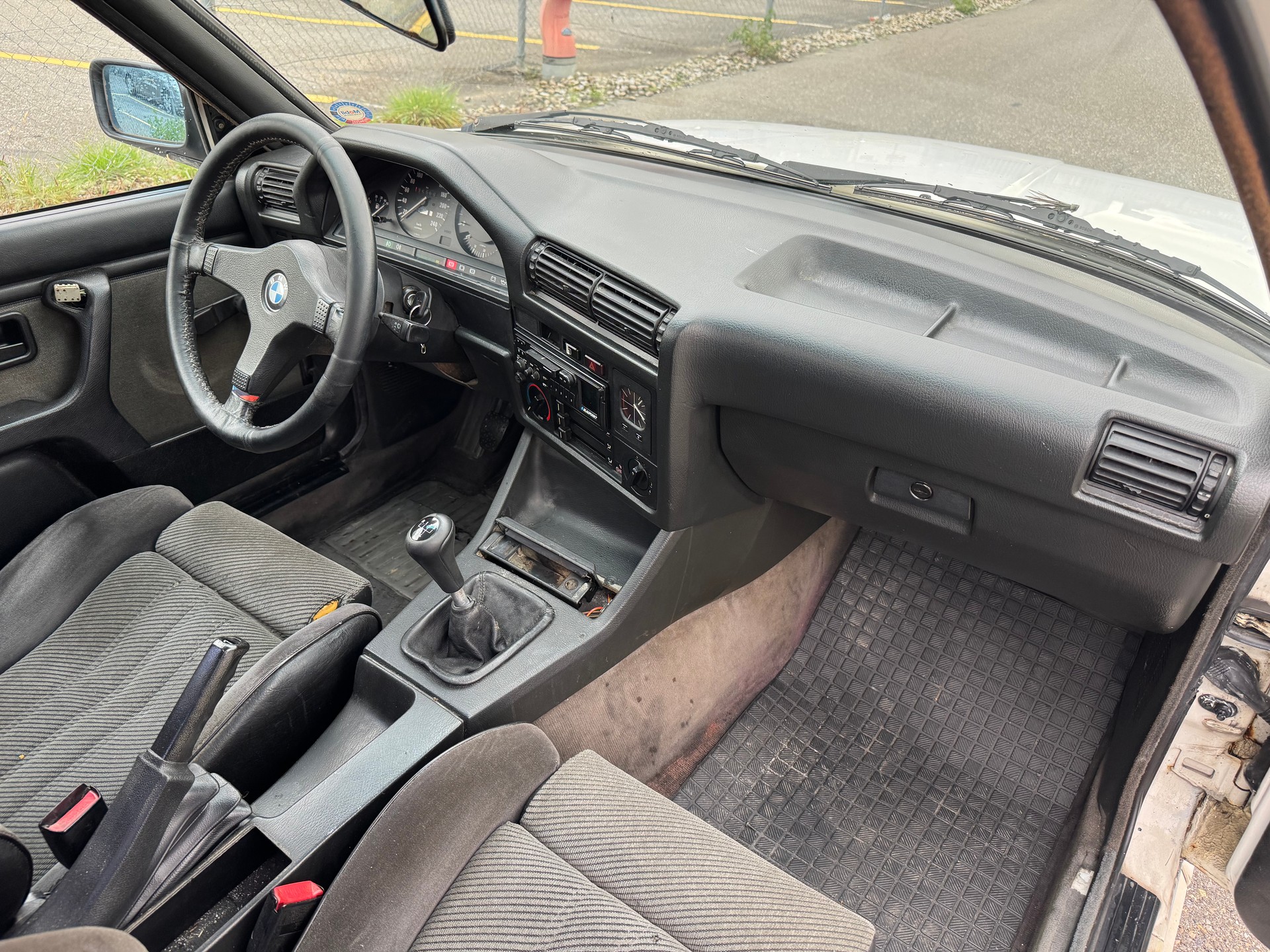 BMW 325iX-image-10