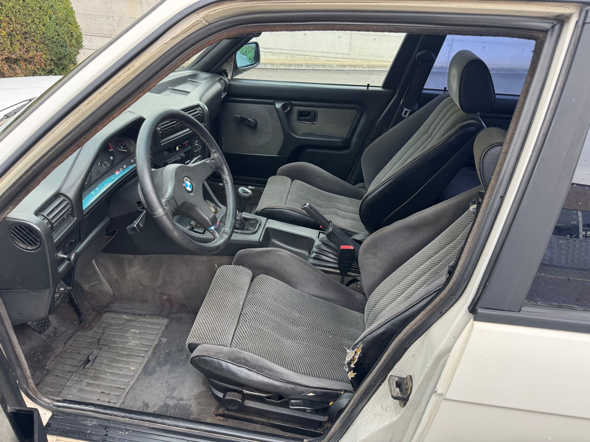 BMW 325iX-image-6