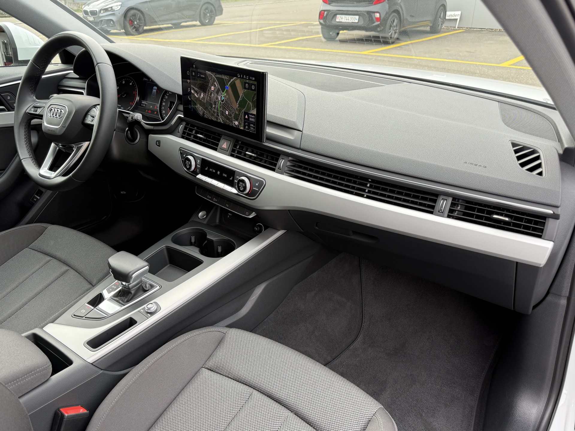 AUDI A4 Avant 2.0 35 TDI Attraction S-Tronic-image-10