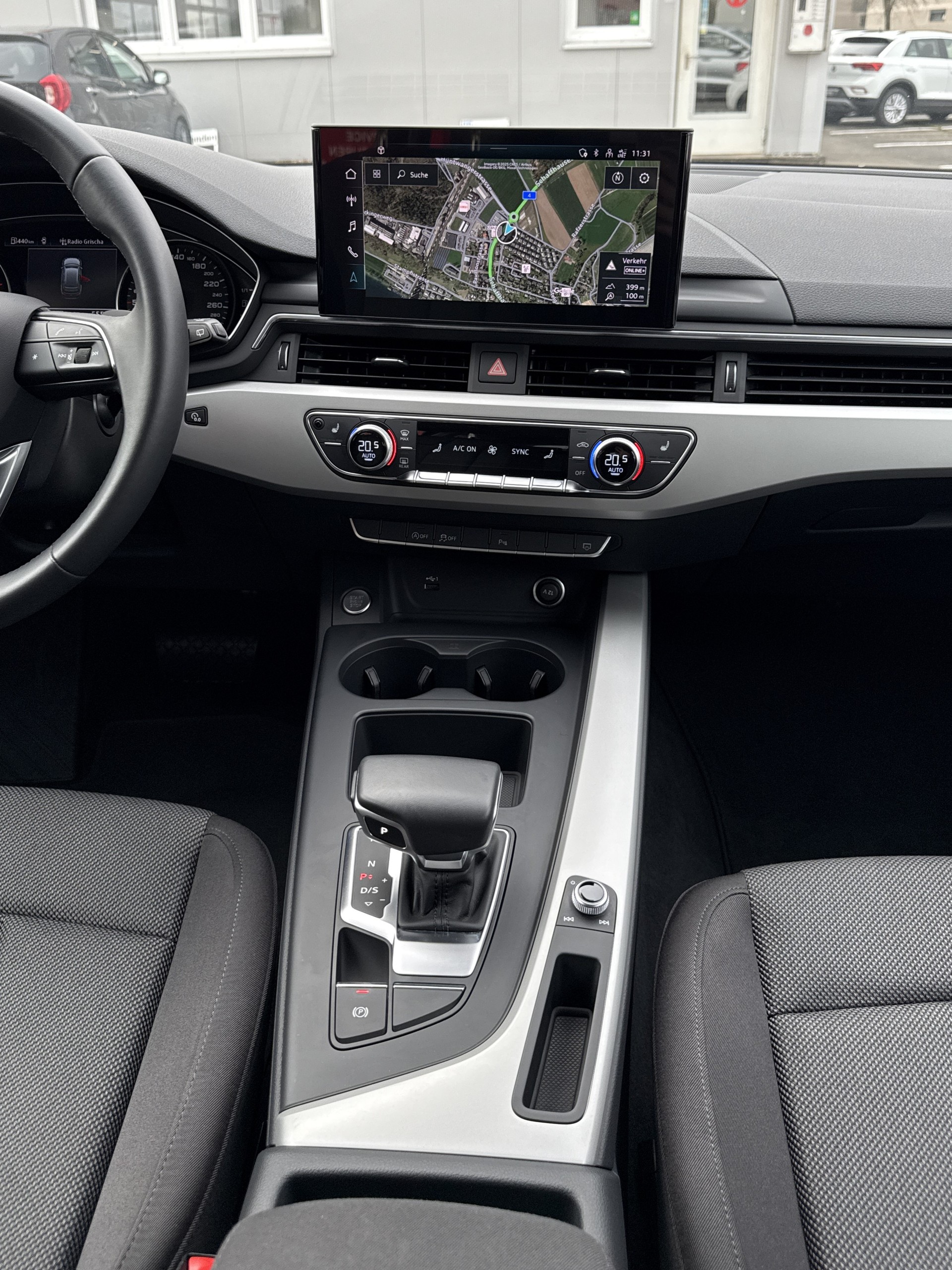 AUDI A4 Avant 2.0 35 TDI Attraction S-Tronic-image-16