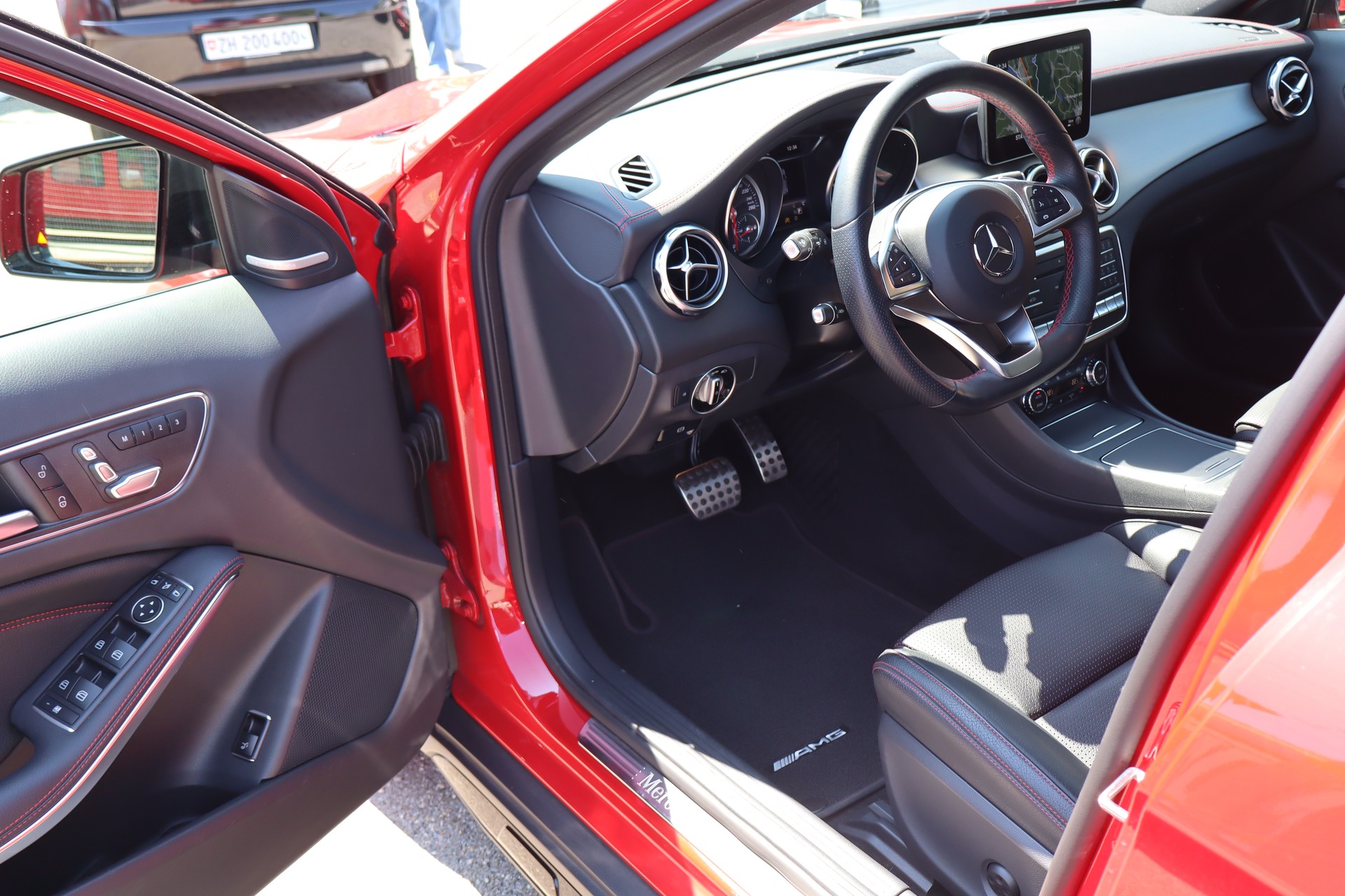 MERCEDES-BENZ GLA 250 AMG Line 4Matic 7G-DCT-image-4